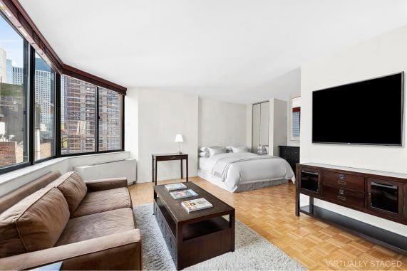 255 East 49th Street 16F Image 4