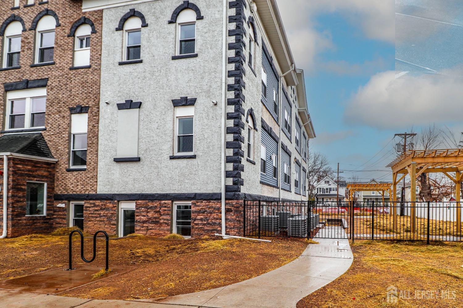 33 2nd Street Image 3