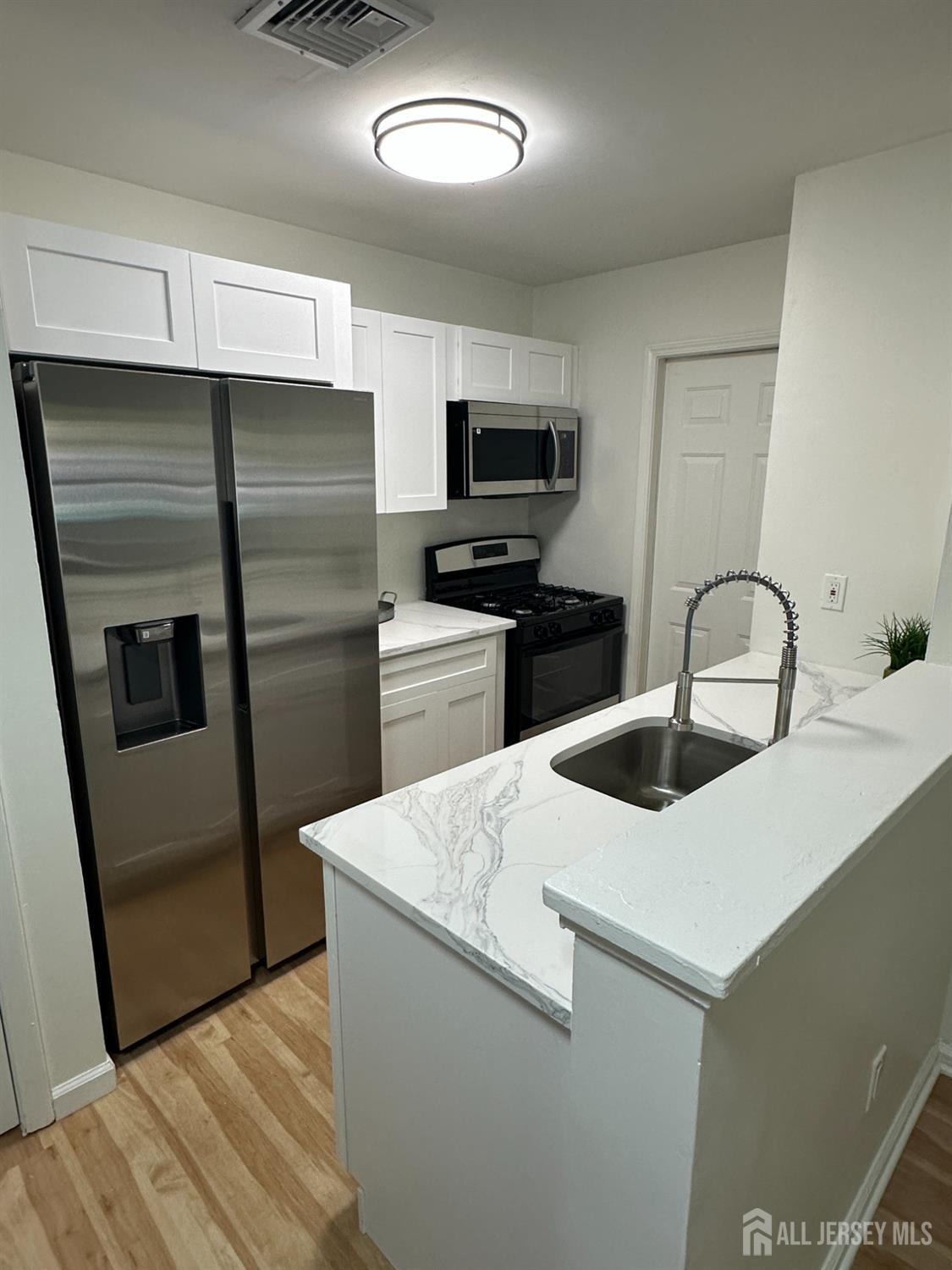 28 Delavan Ct Image 5