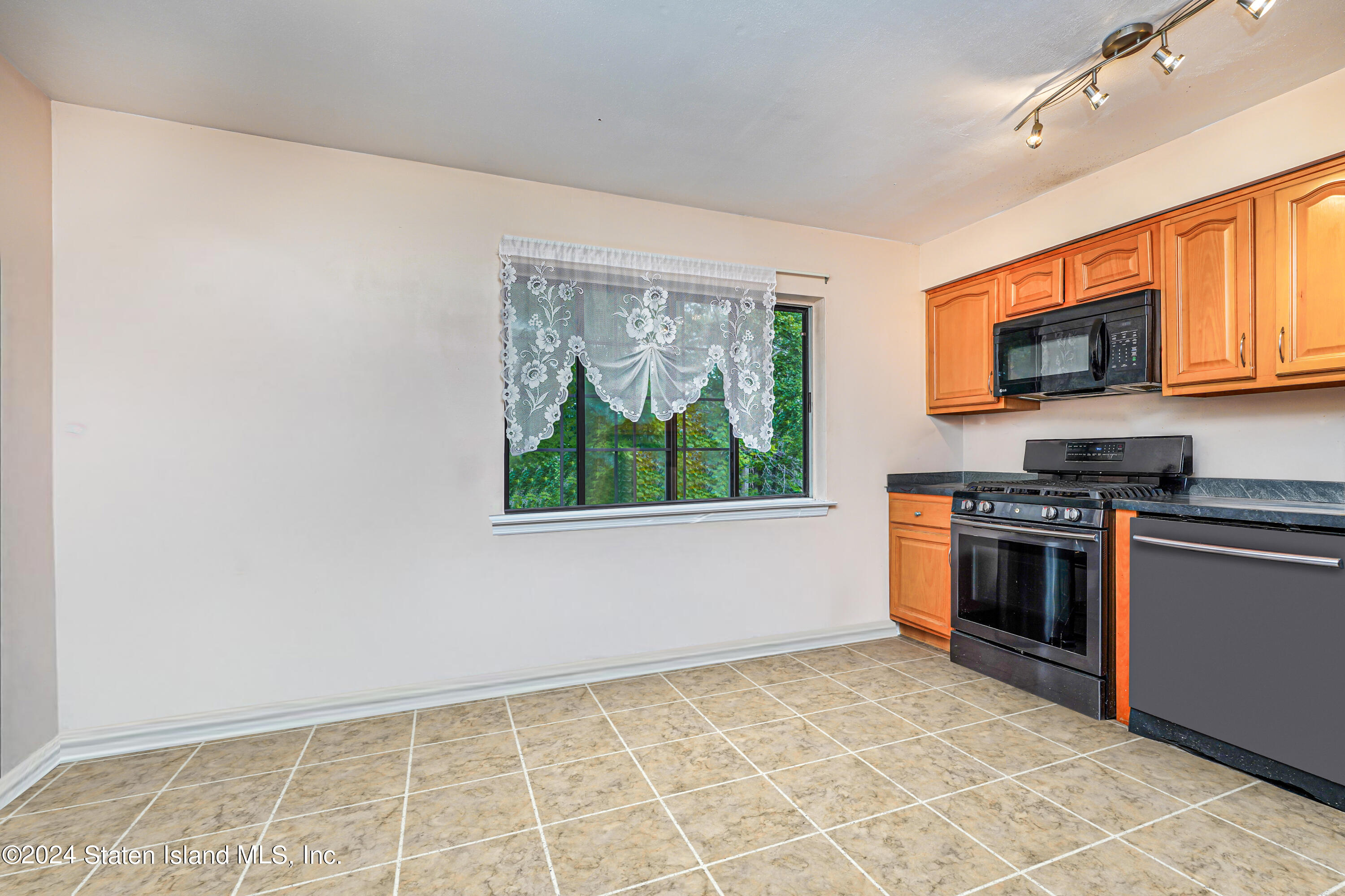 37 Devon Loop A, Staten Island, NY, 10314 image 17