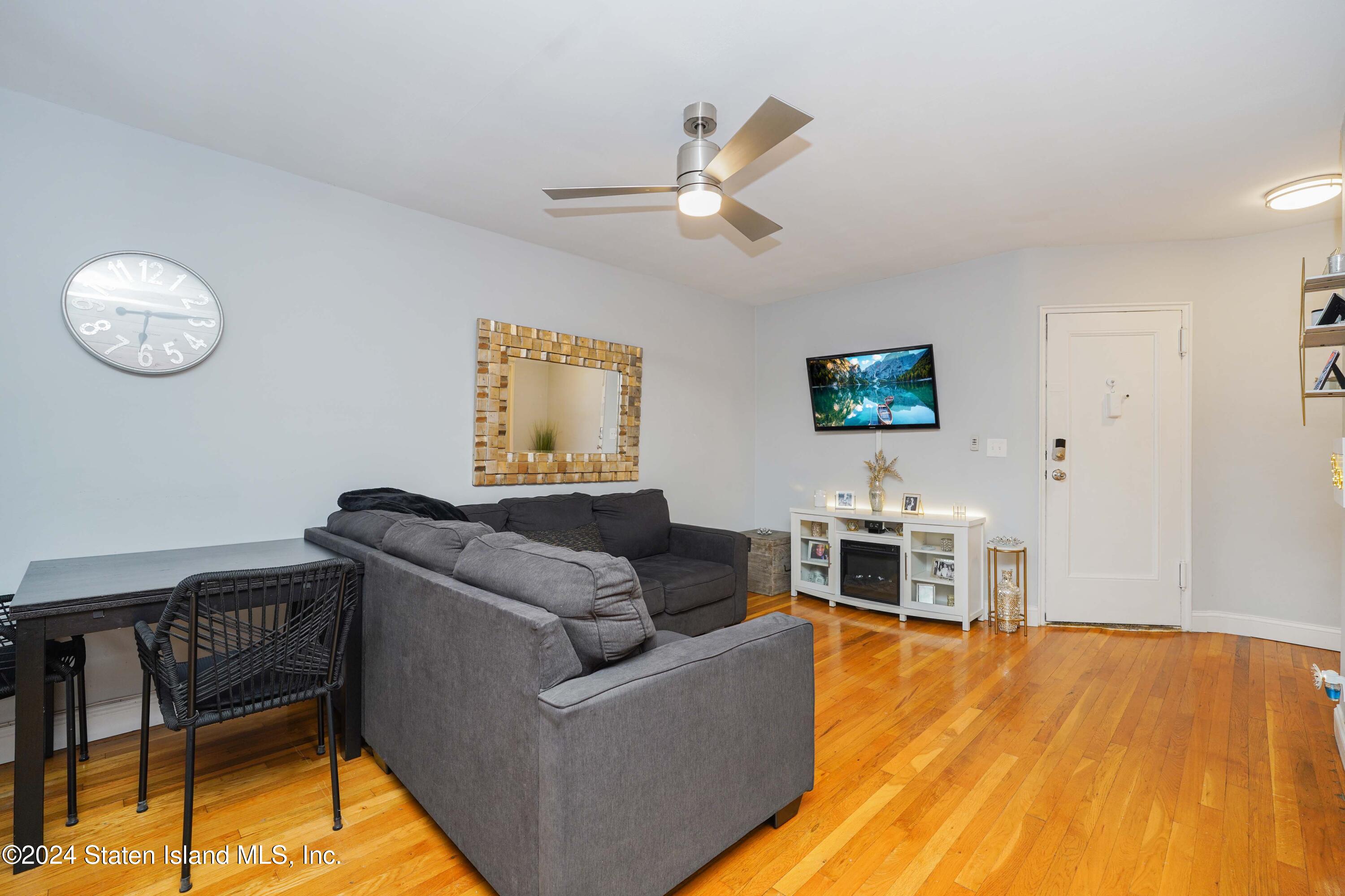 585 Castleton Avenue 2b Image 4