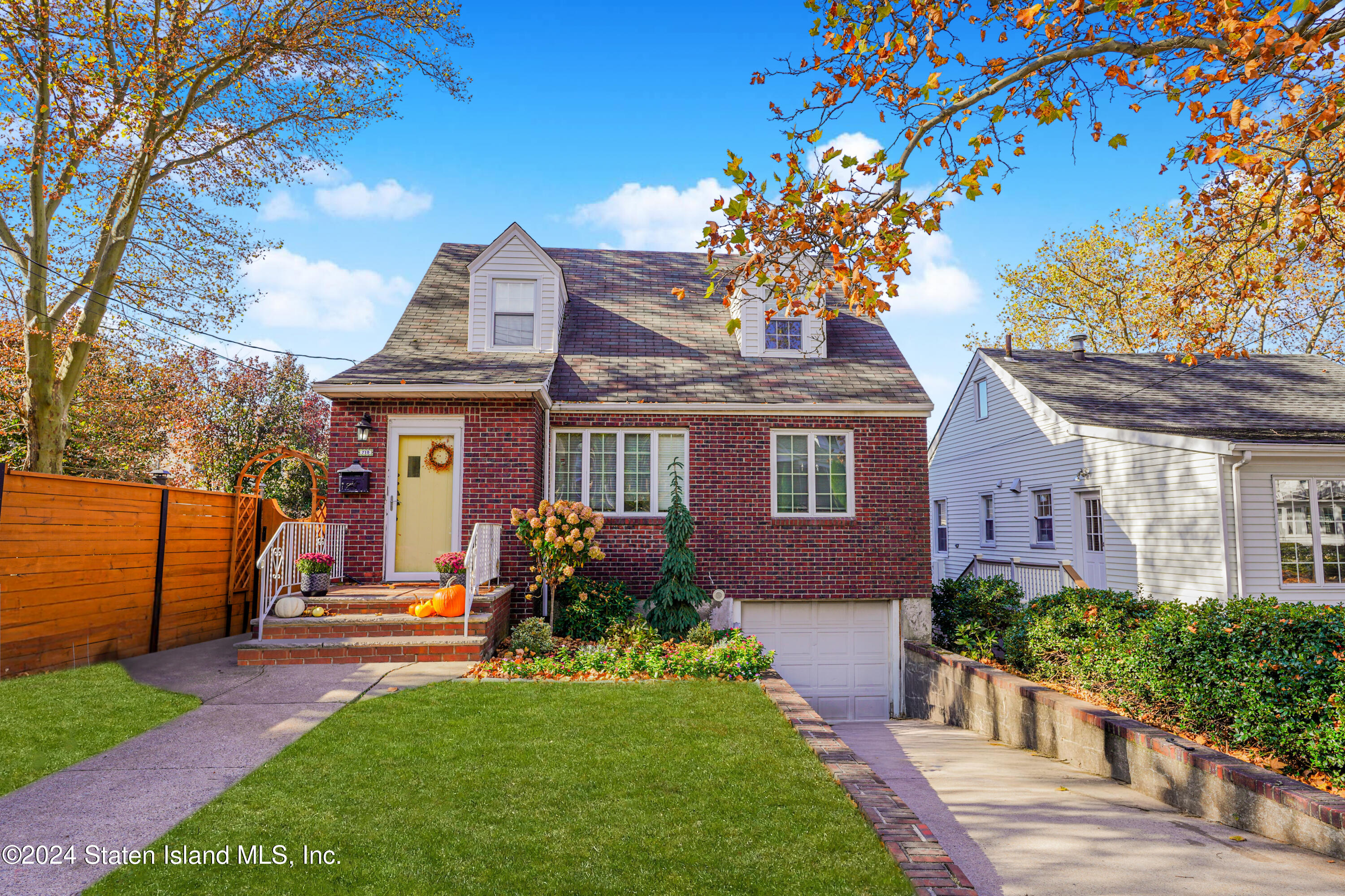 710 Oakland Avenue, Staten Island, NY, 10310