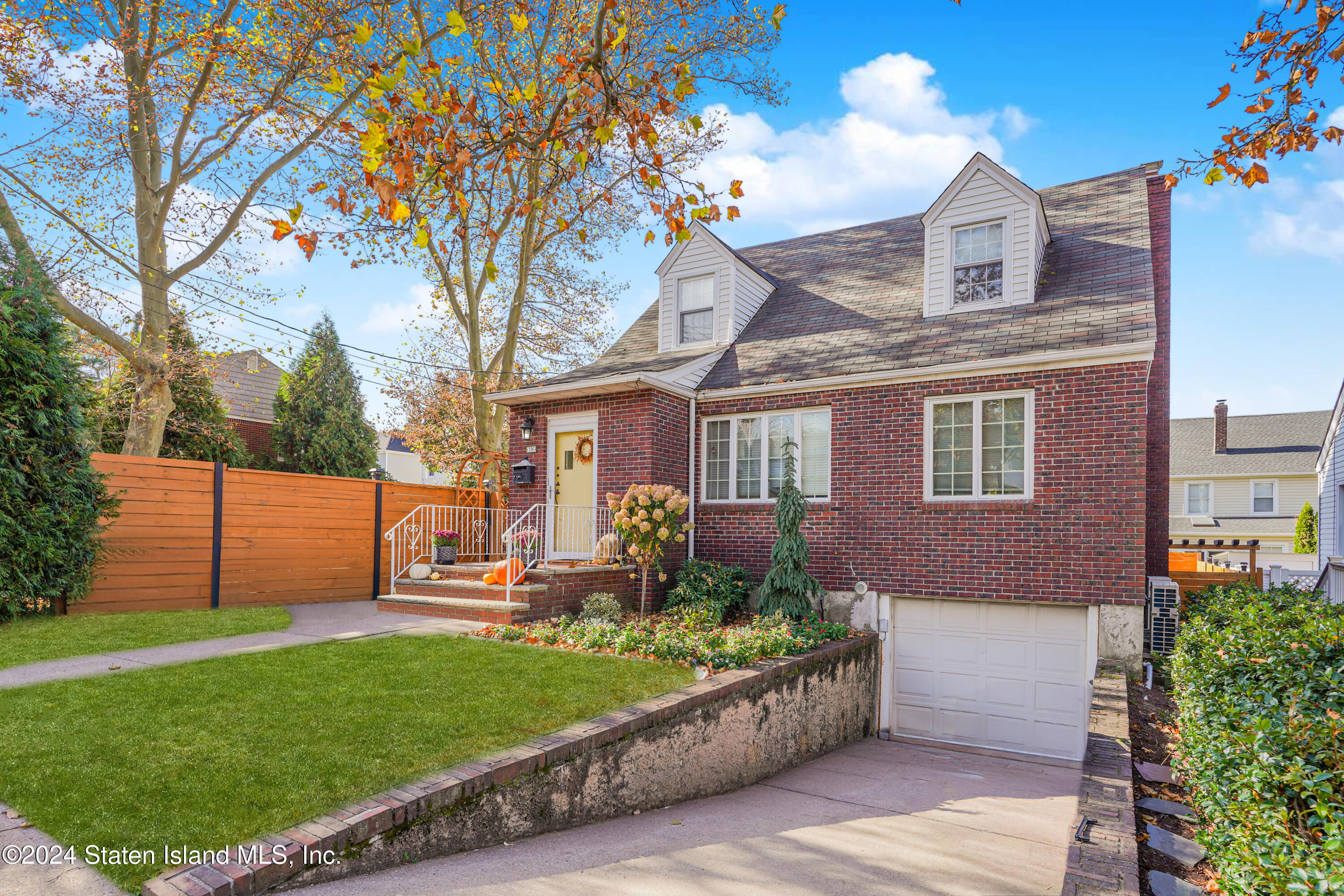 710 Oakland Avenue, Staten Island, NY, 10310