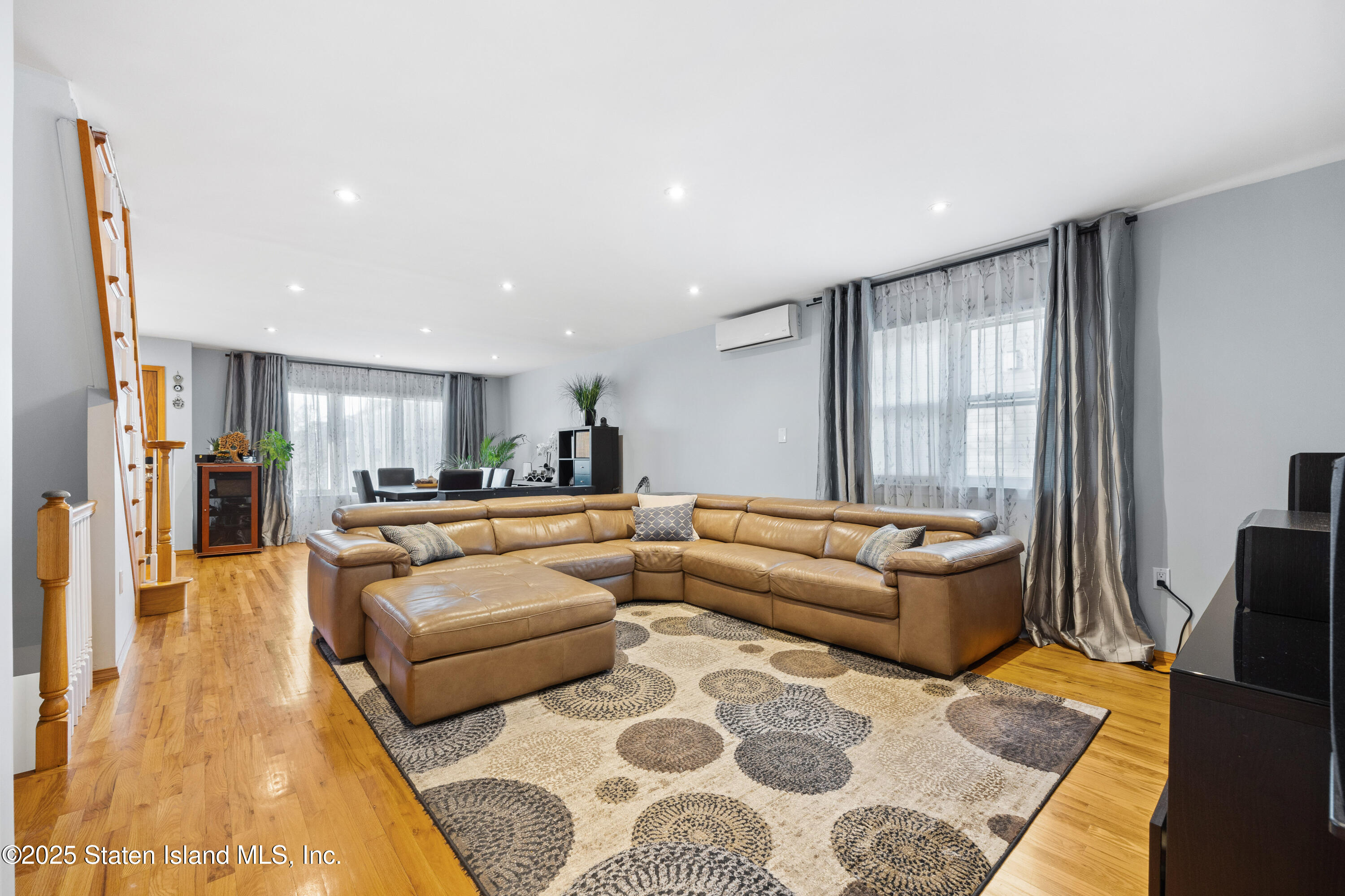 556 Eltingville Boulevard Image 3