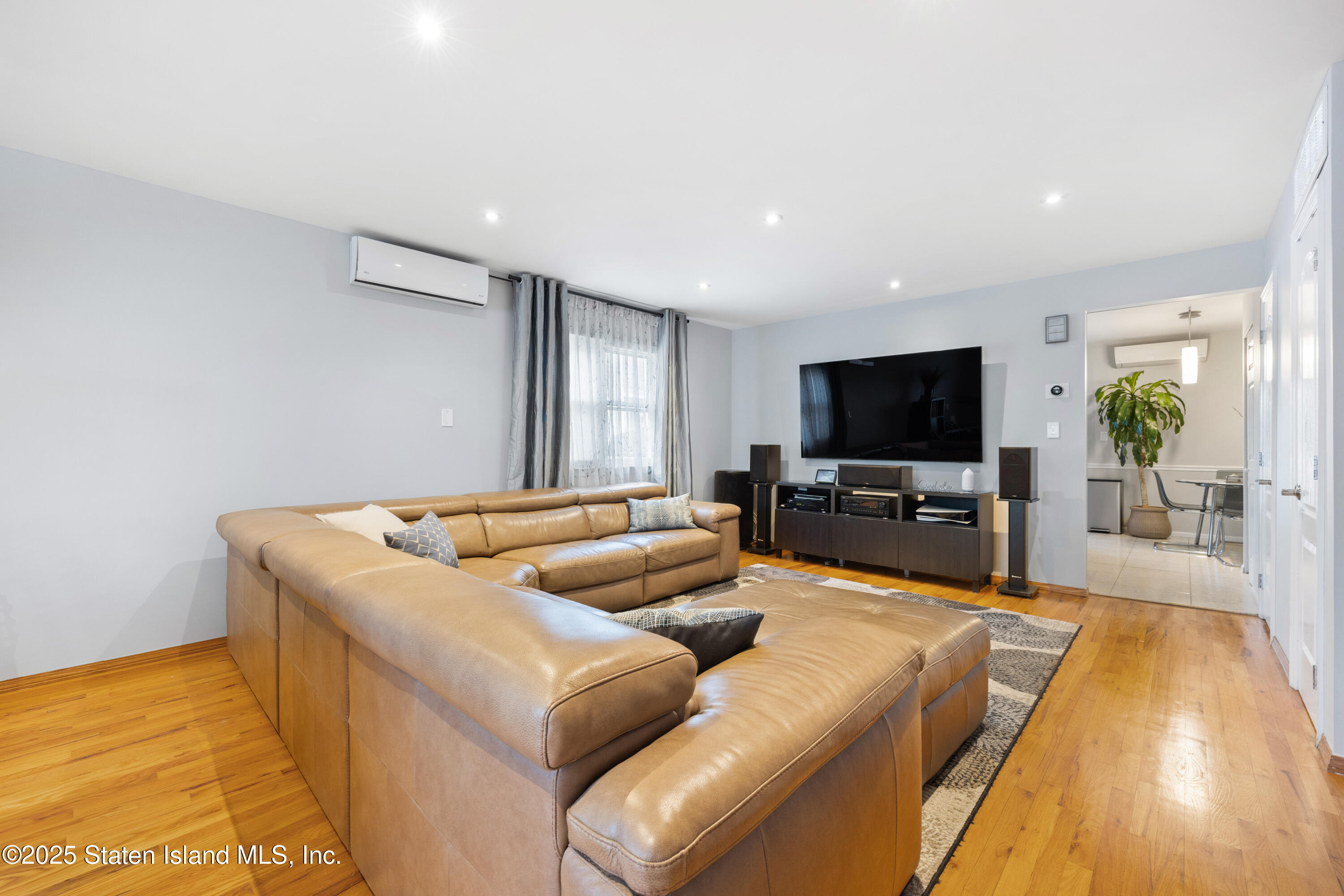 556 Eltingville Boulevard Image 4