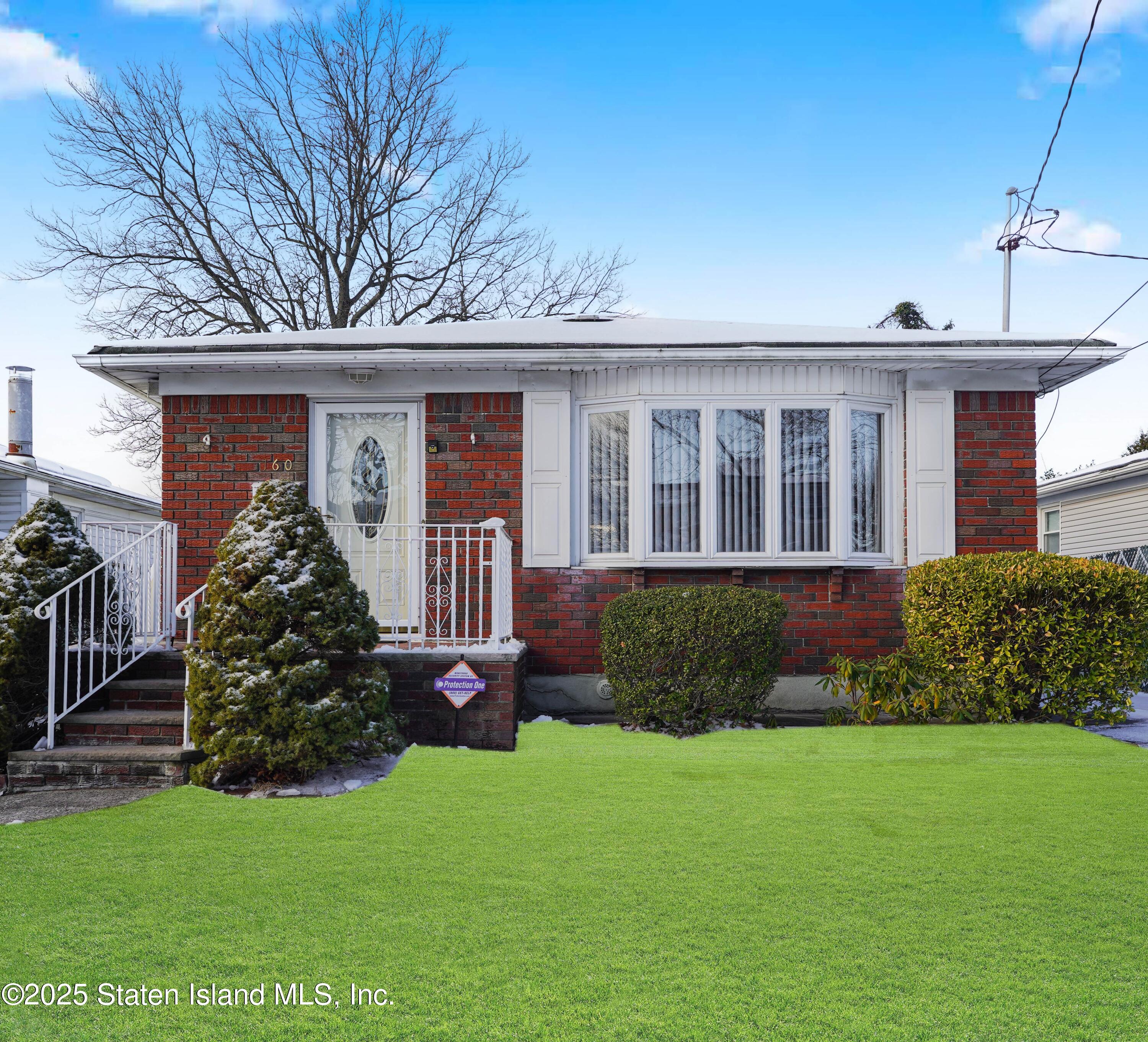 160 Woods Of Arden Road Image 1