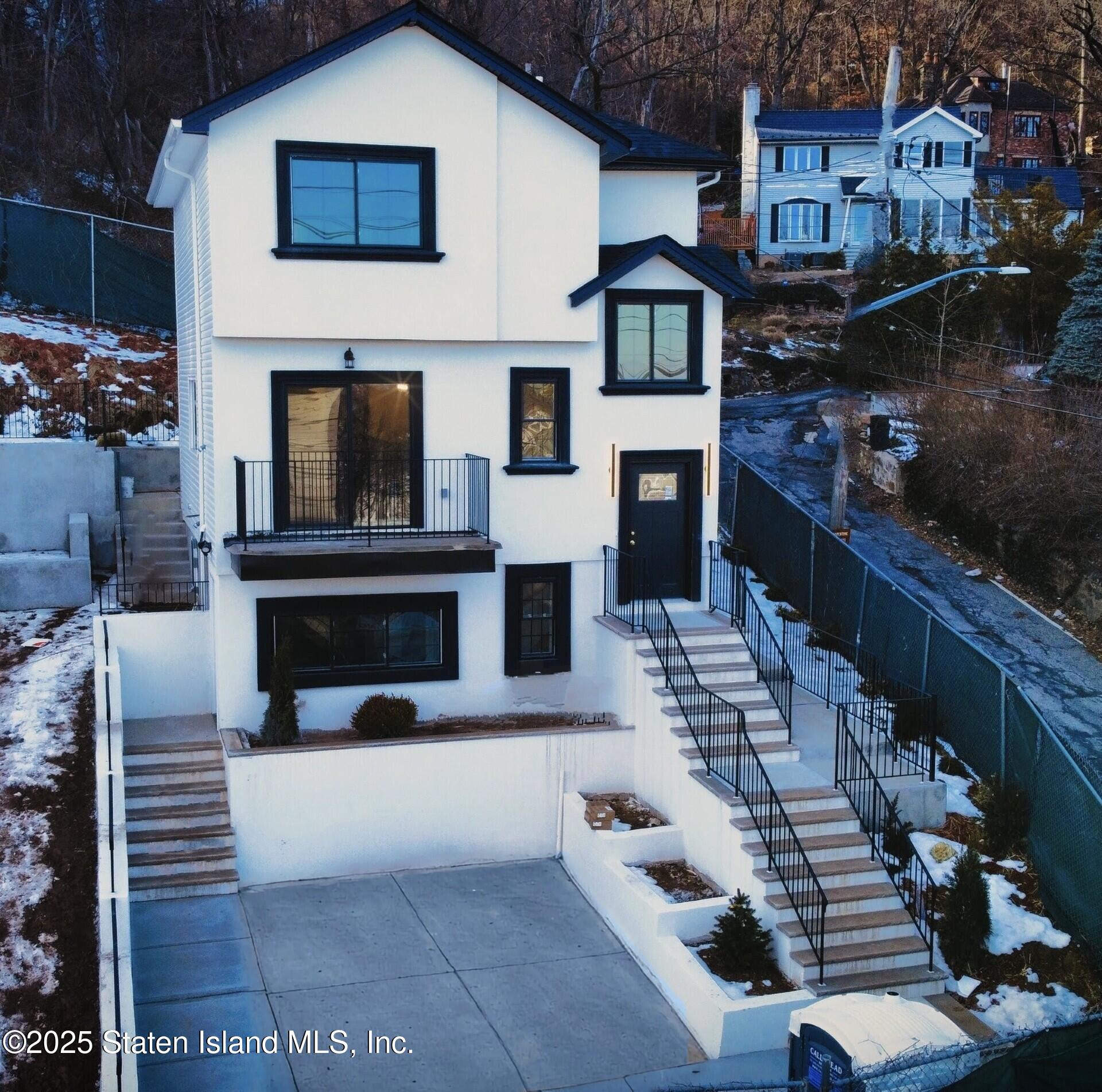 802 Van Duzer Street Image 1