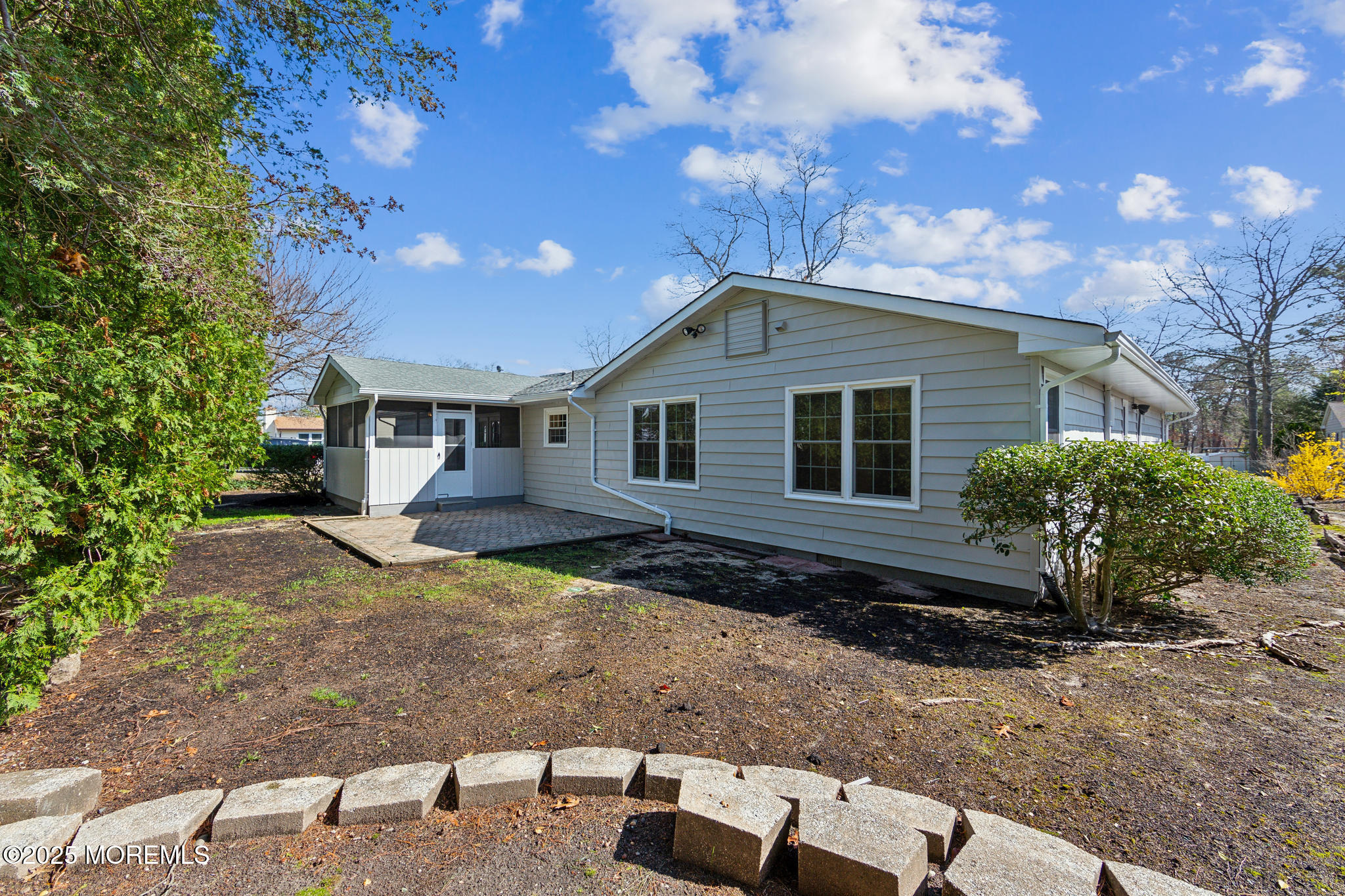 2093 Crestwood Drive Image 3