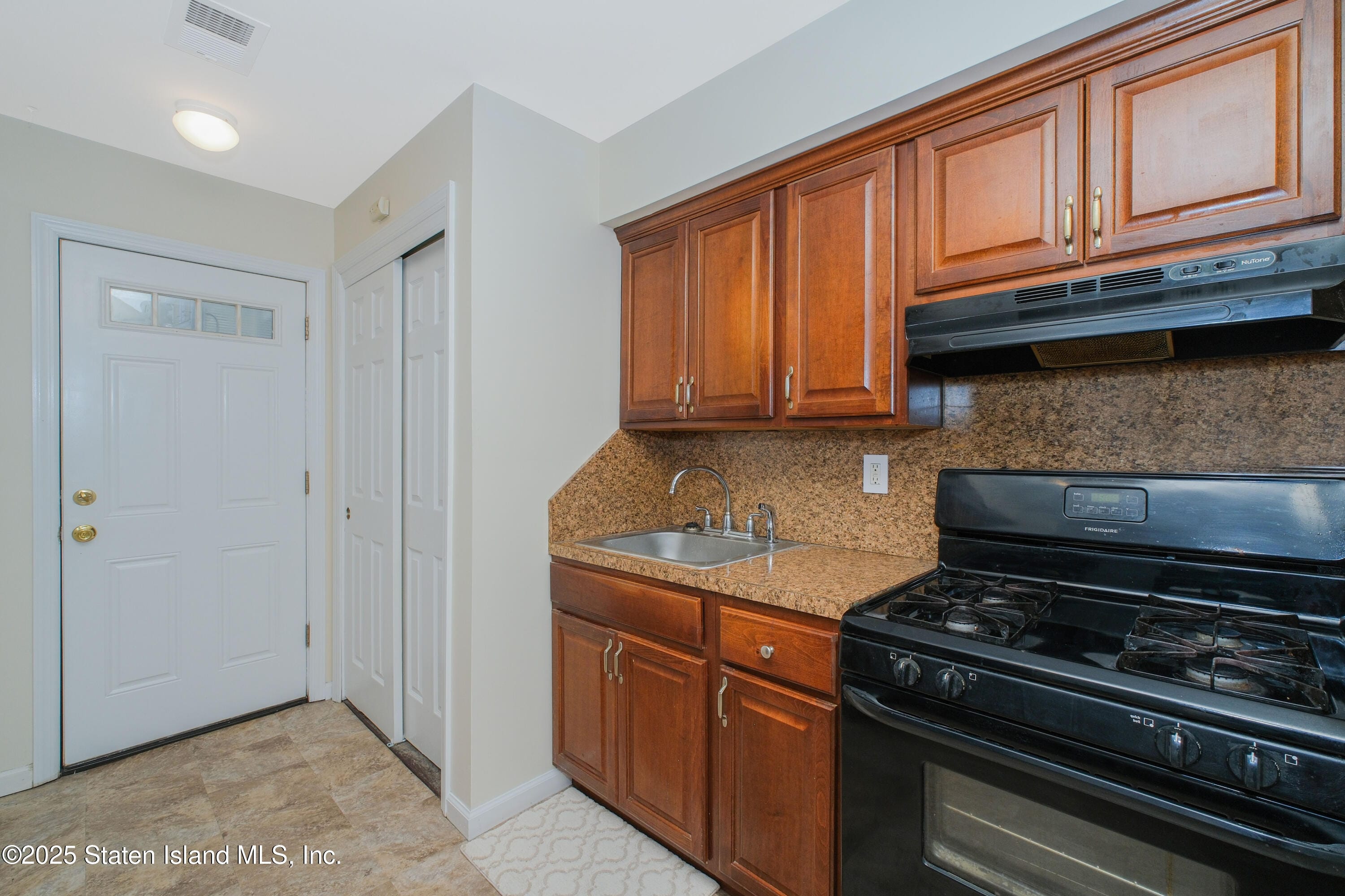566 Hunter Avenue, Staten Island, NY, 10306 image 13