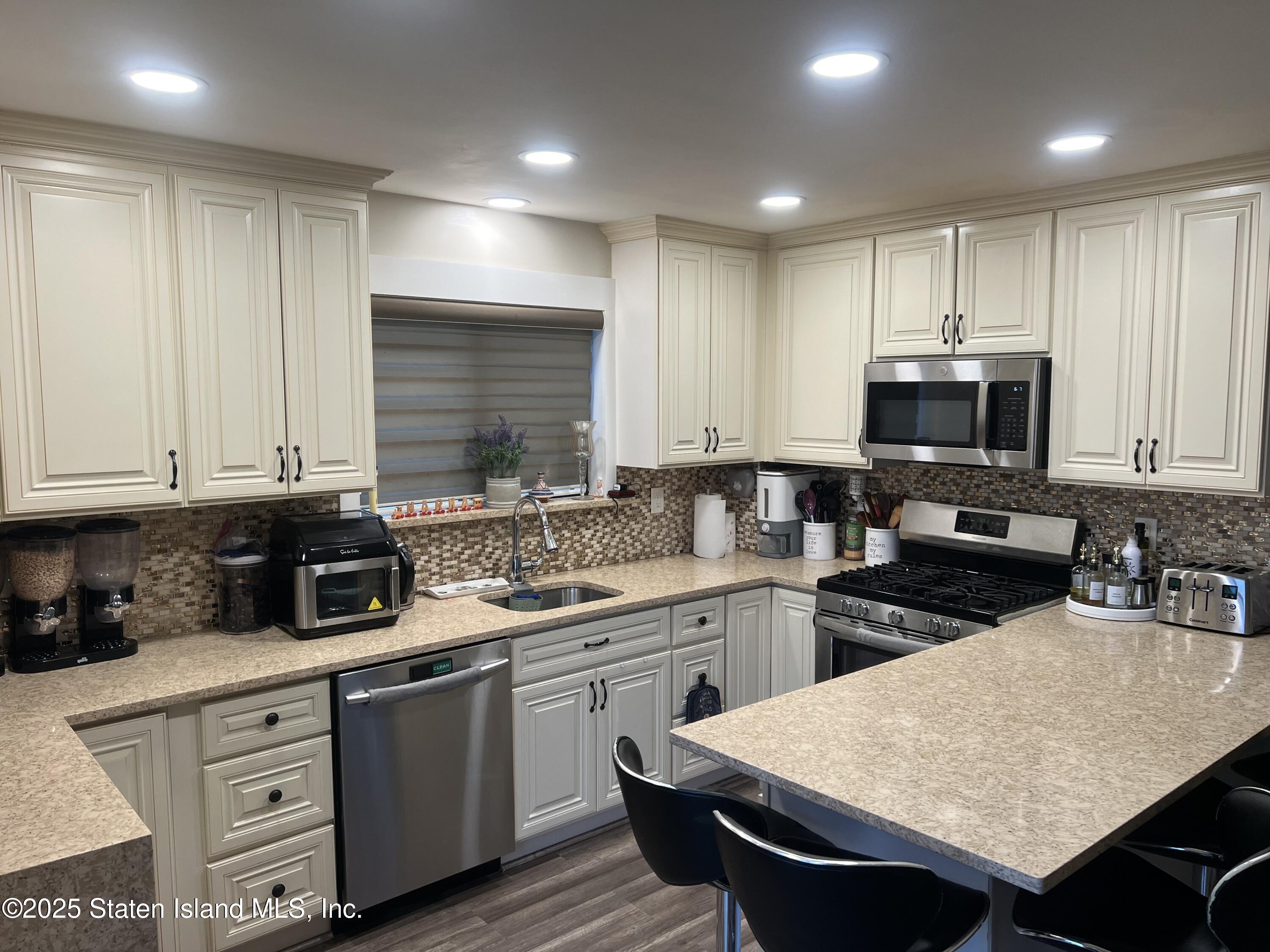 860 Tysens Lane, Staten Island, NY, 10306