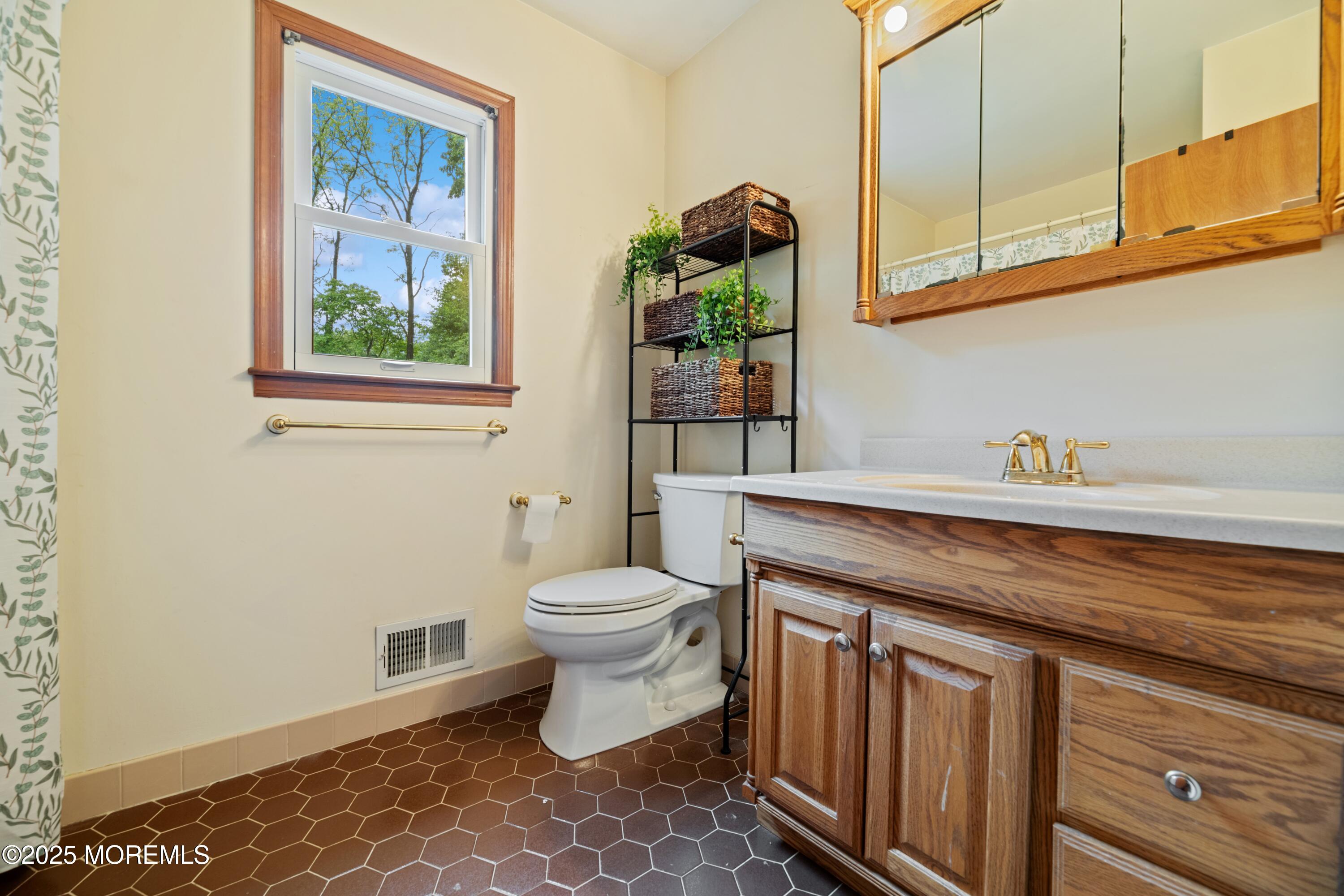 325 Oak Hill Road, Red Bank, NJ, 07701 image 32