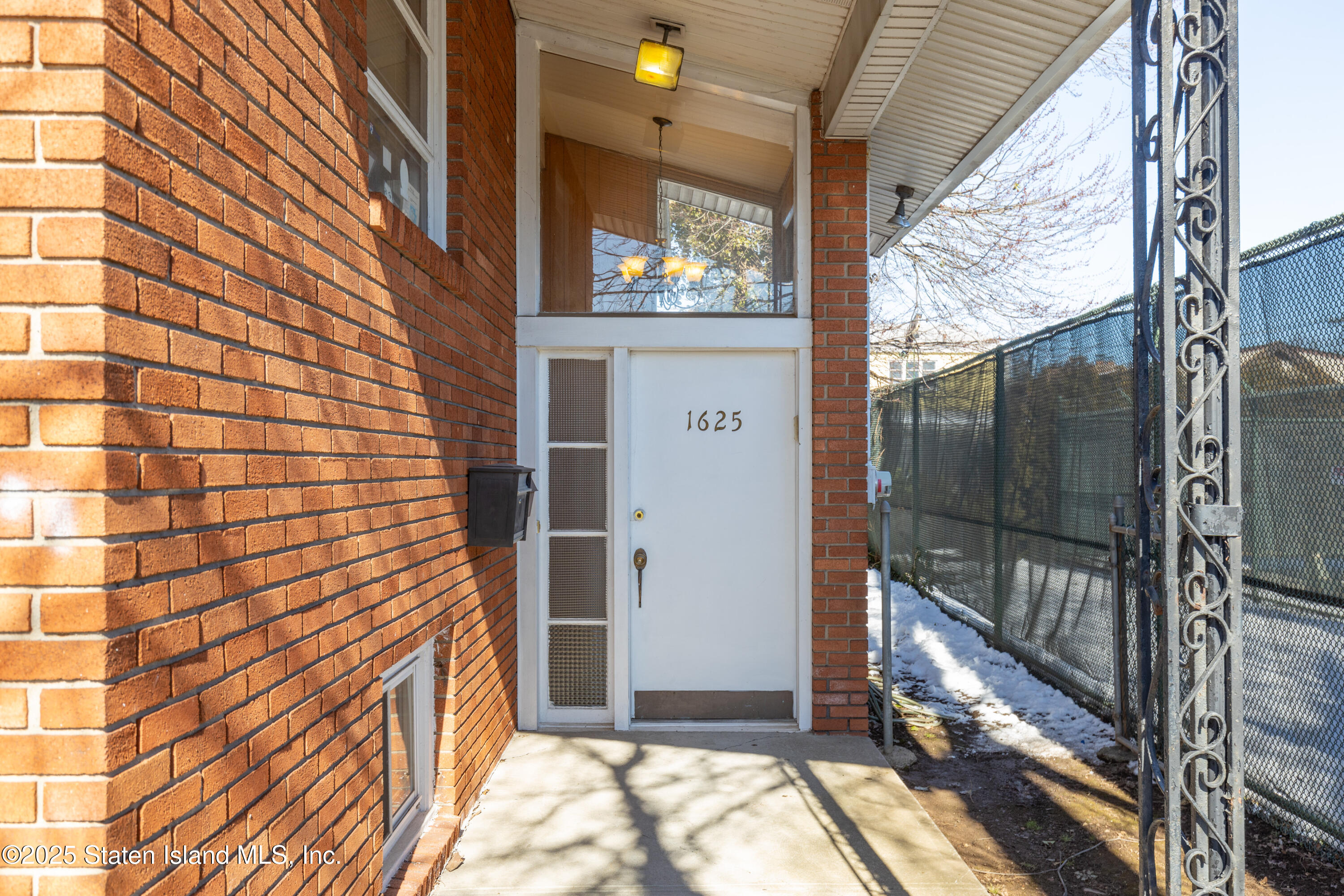 1625 Victory Boulevard Image 3