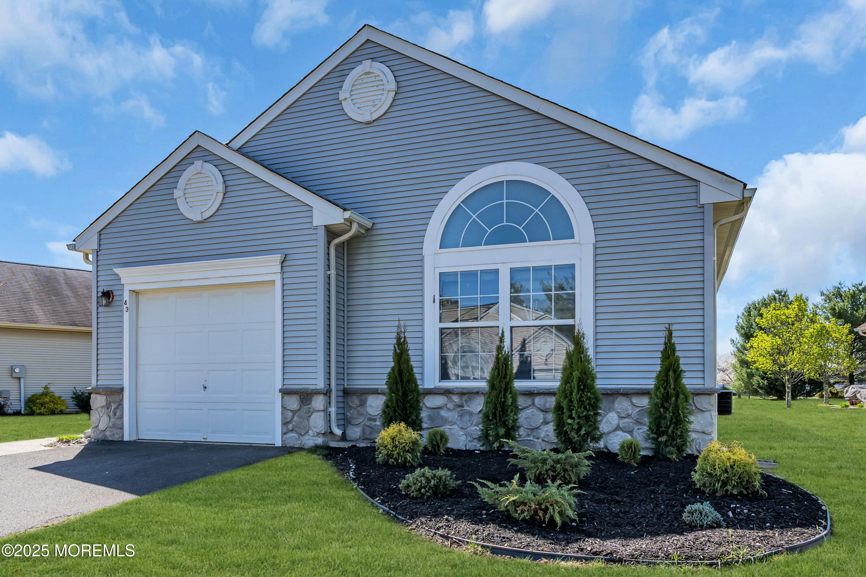 43 Saxony Circle Image 1