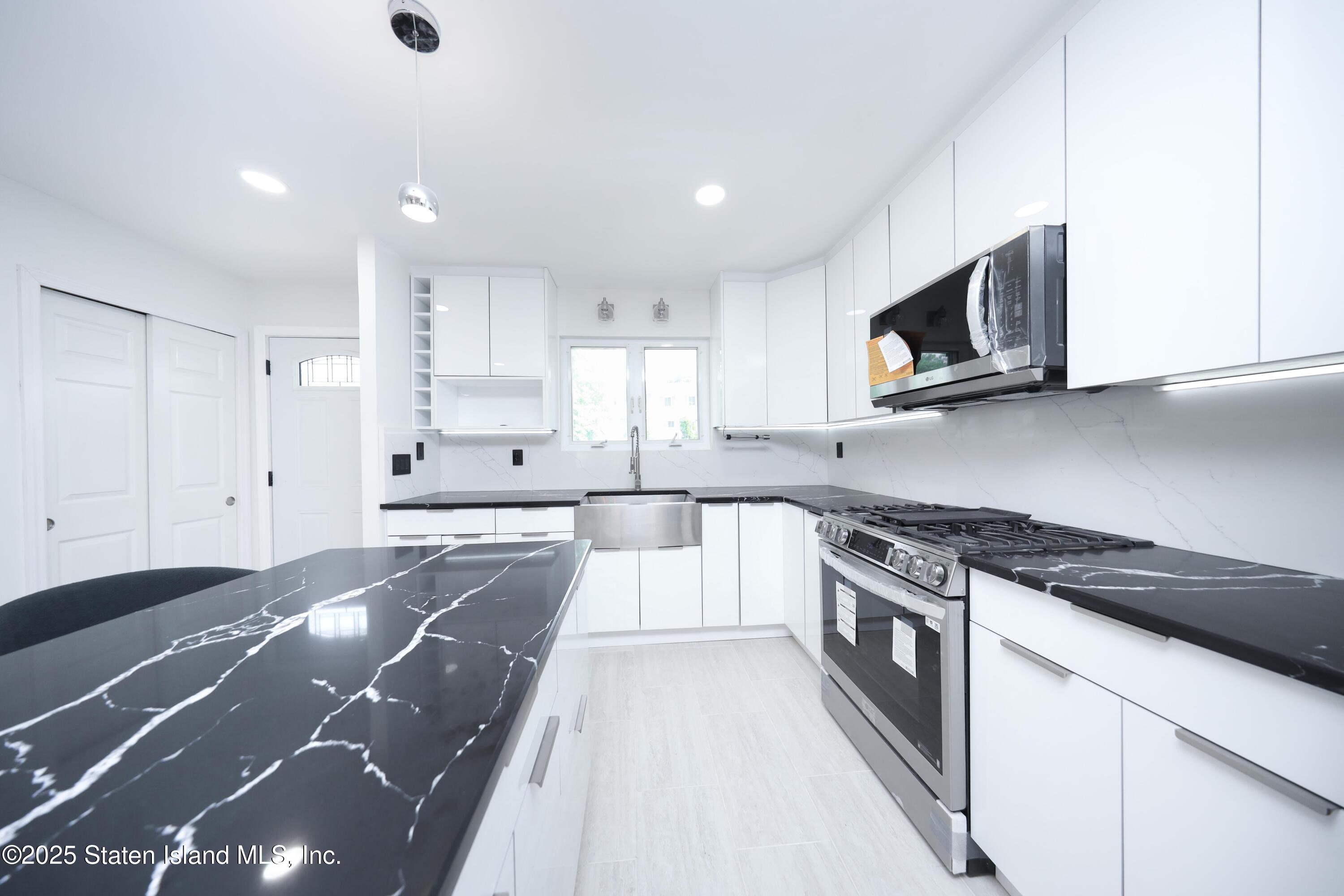 542 Golf View Court, Staten Island, NY, 10314 image 9