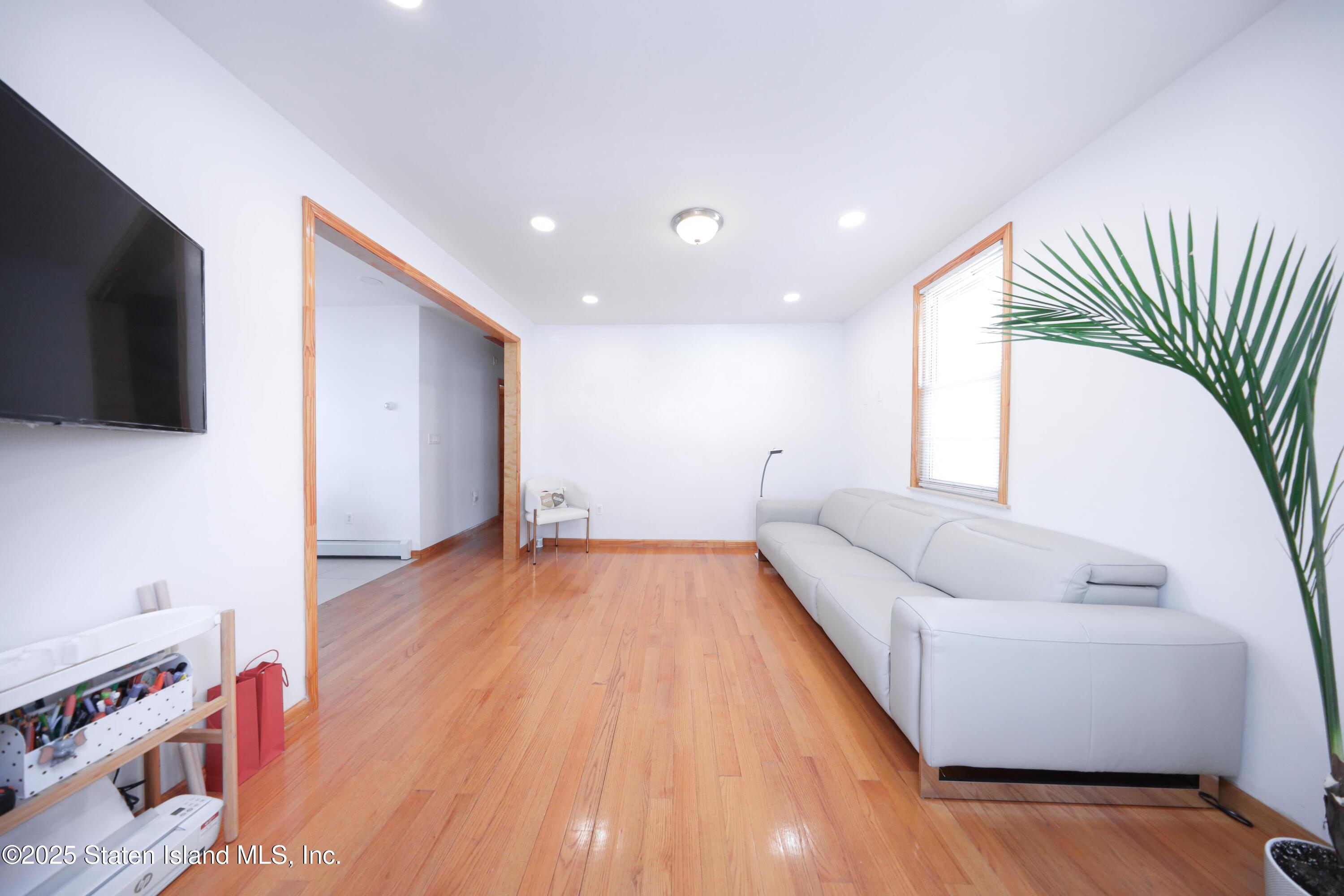 1932 Clove Road Image 3