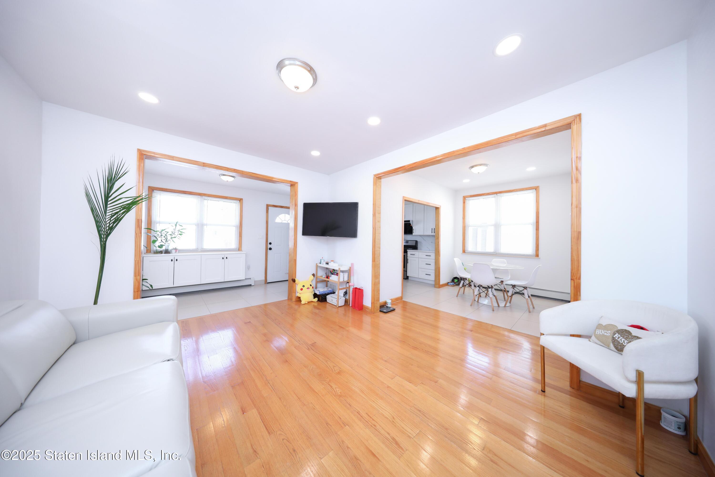 1932 Clove Road Image 2