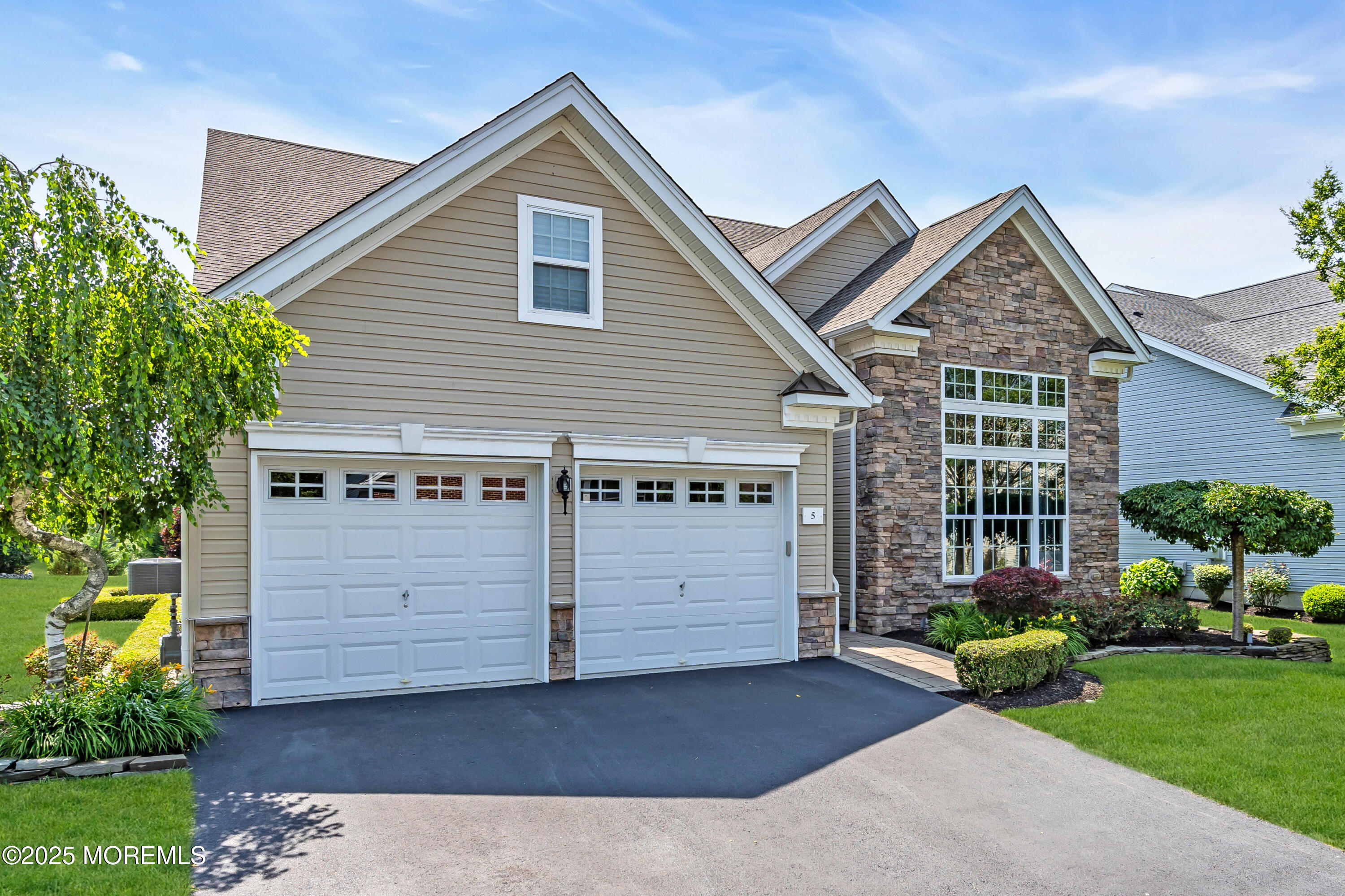 5 Hamptonshire Way Image 4