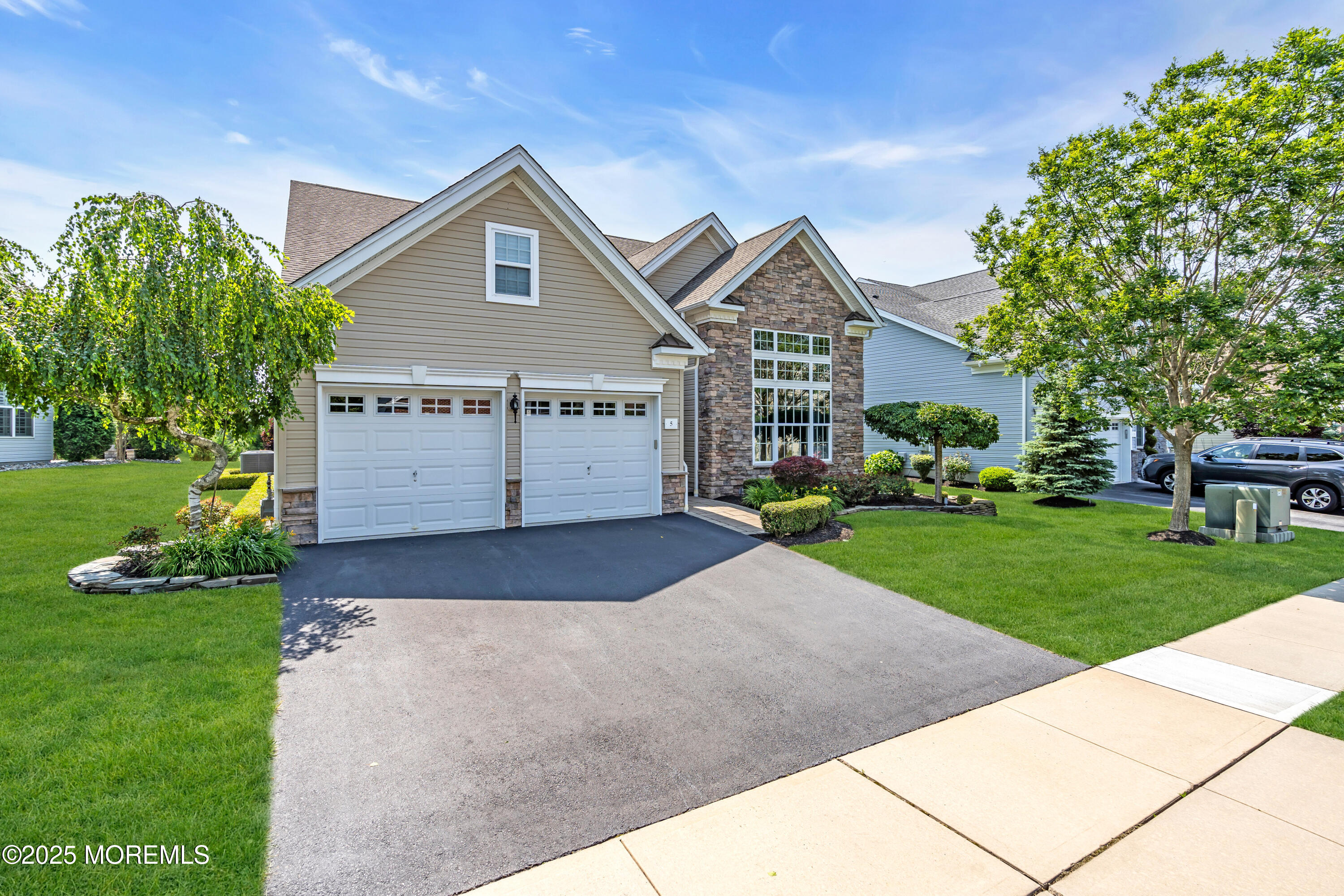 5 Hamptonshire Way Image 5
