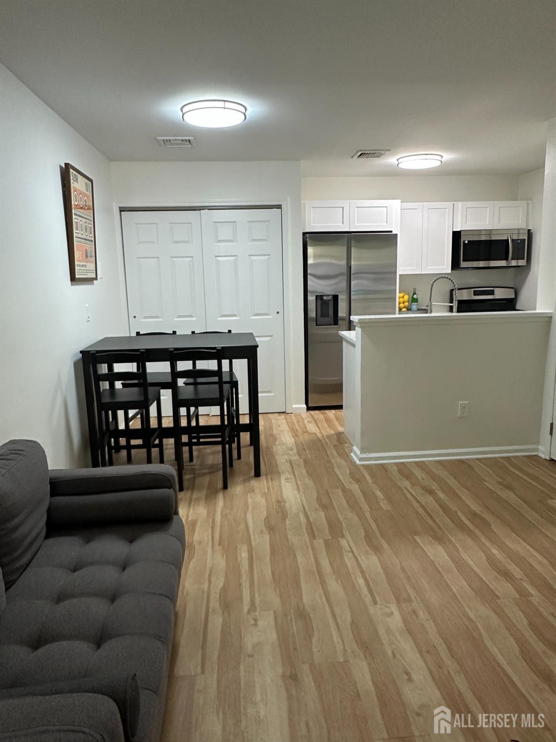 28 Delavan Ct Image 2