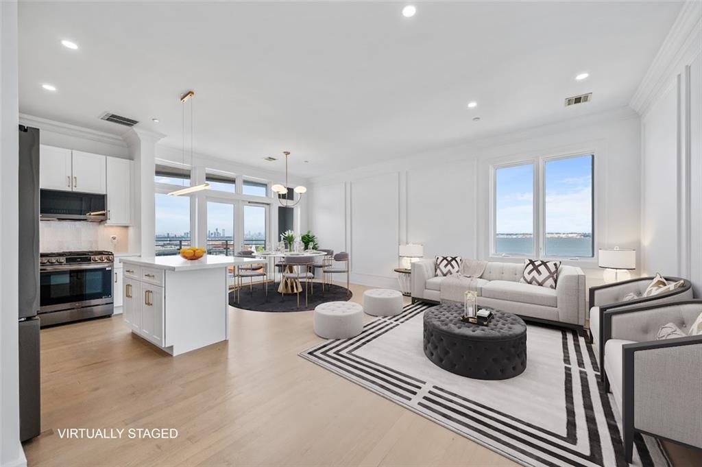 90 Bay Street Landing 6L Image 3