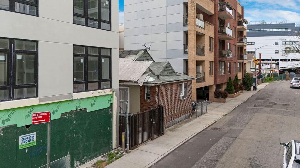 32 Brighton 2nd Place, Brooklyn, New York, 11235 image 7