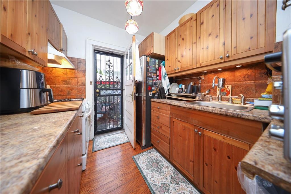 32 Gatling Place, Brooklyn, New York, 11209 image 13