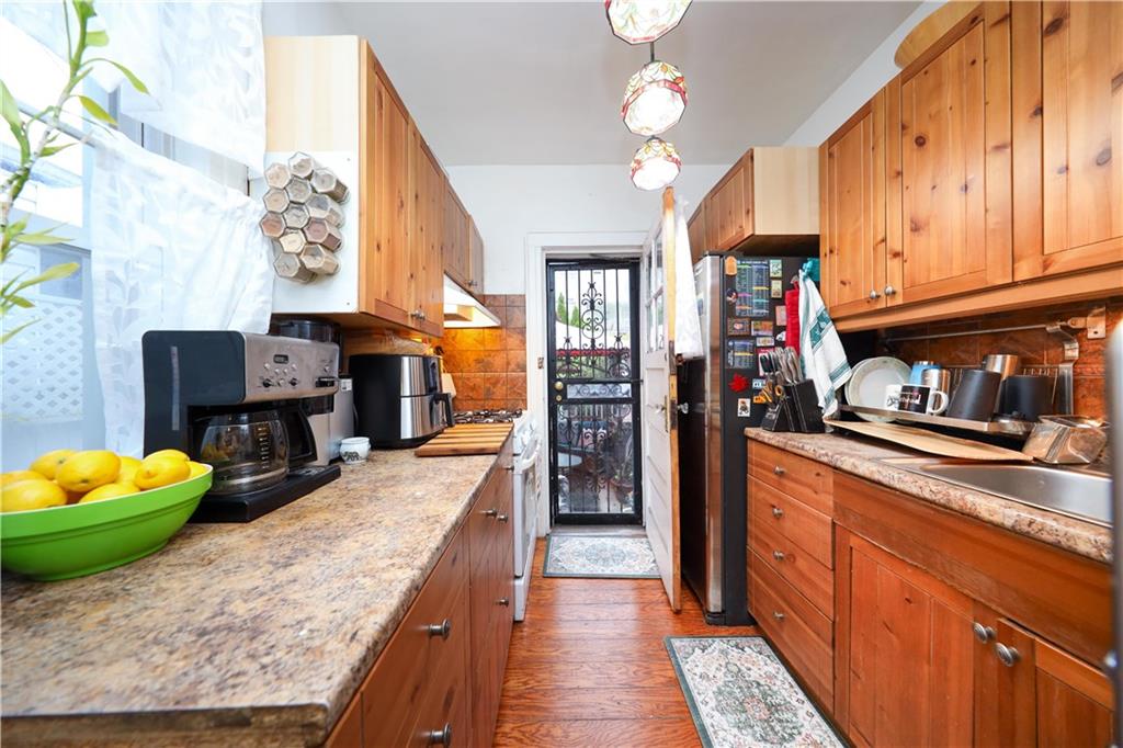 32 Gatling Place, Brooklyn, New York, 11209 image 15