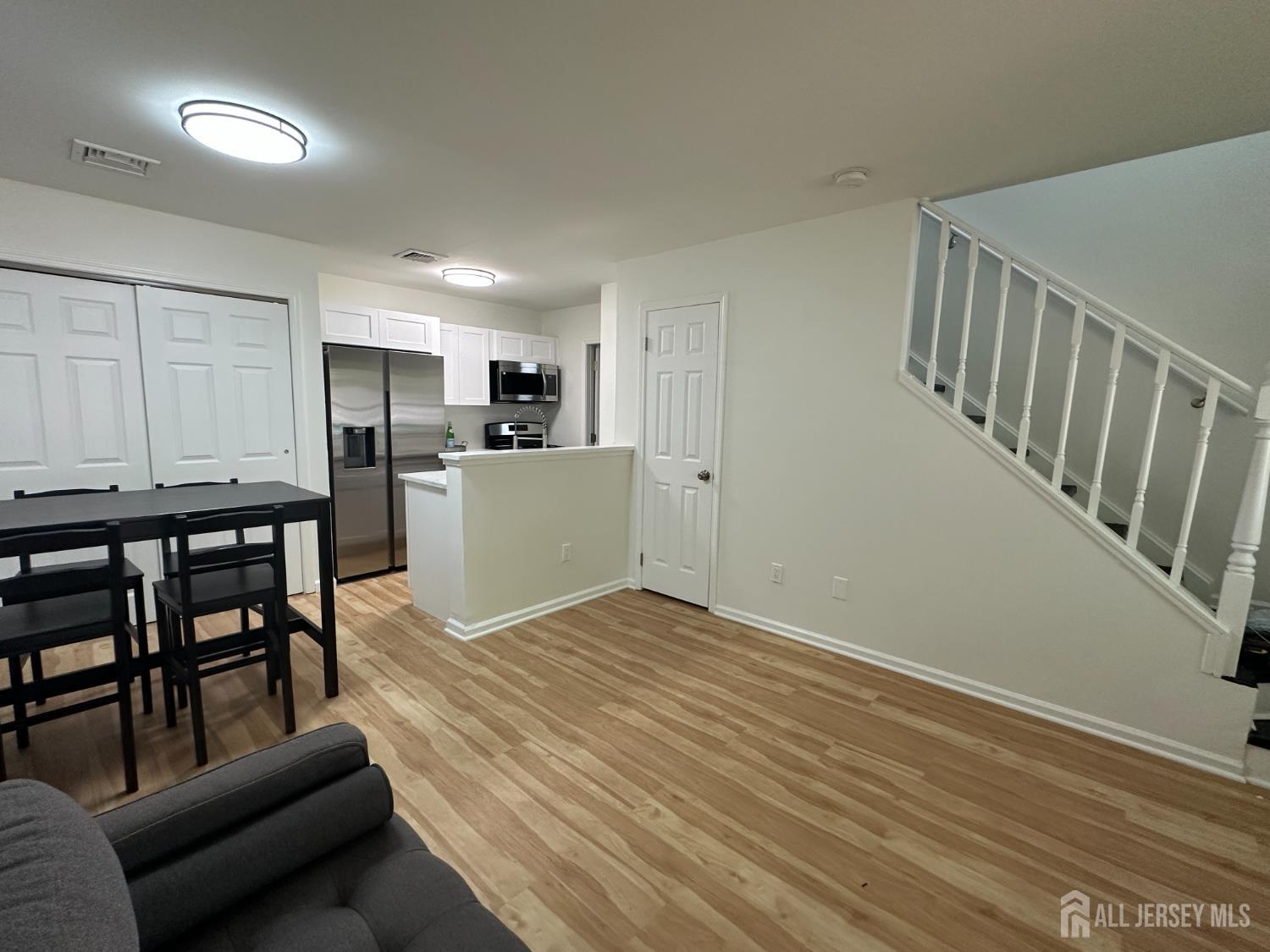 28 Delavan Ct Image 3
