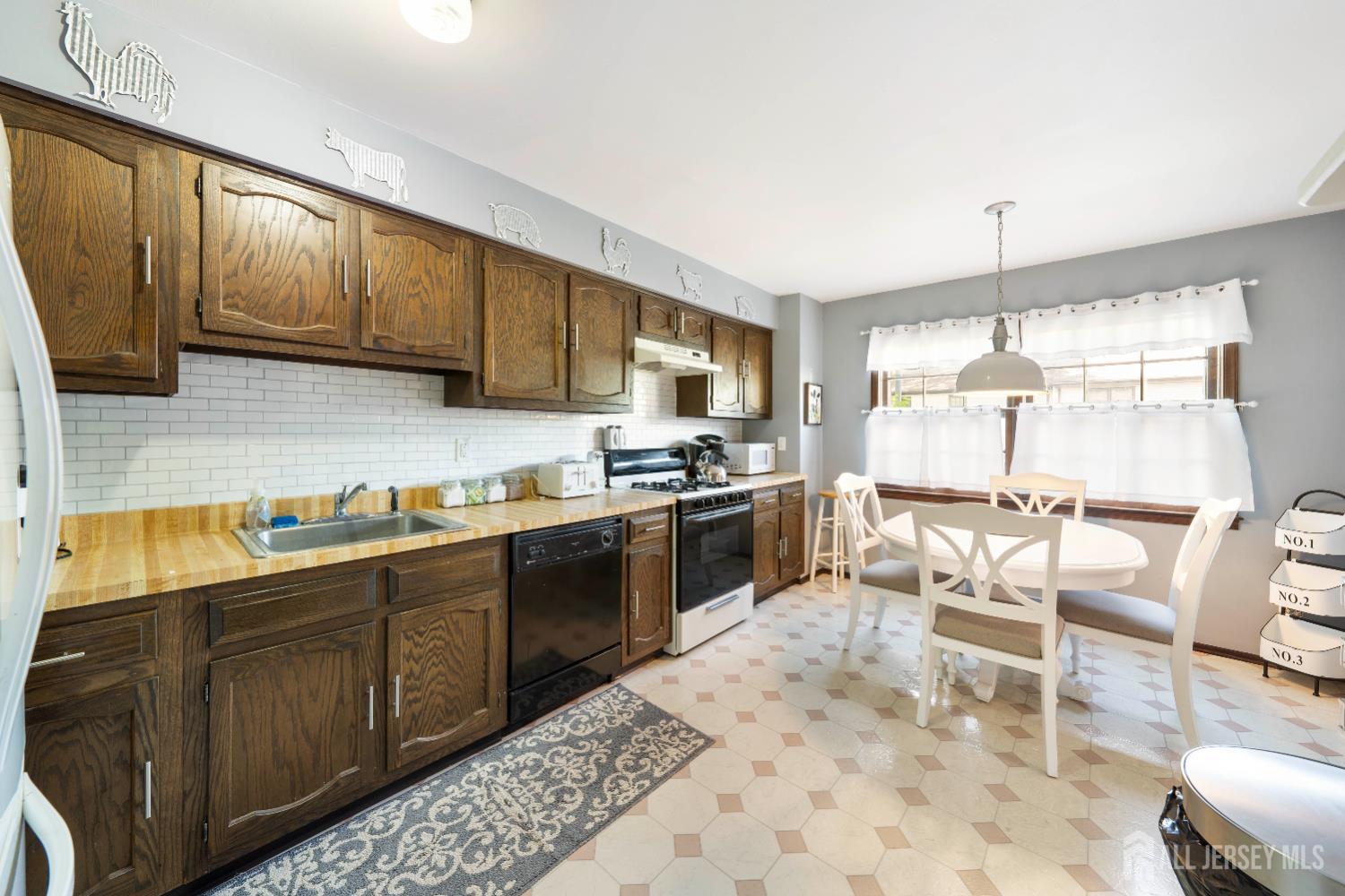 77 Highview Drive, Woodbridge Proper, NJ, 07095