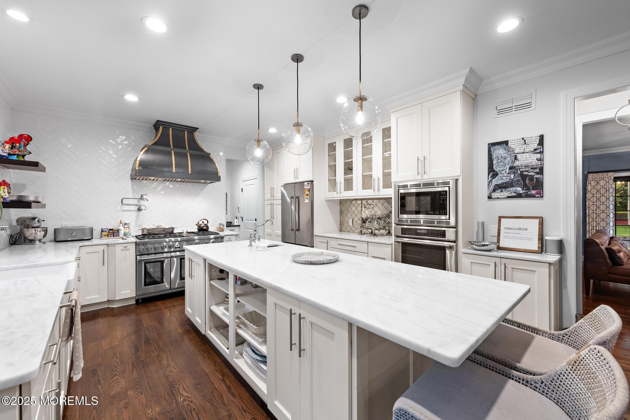 595 Bloomingdale Avenue Image 4