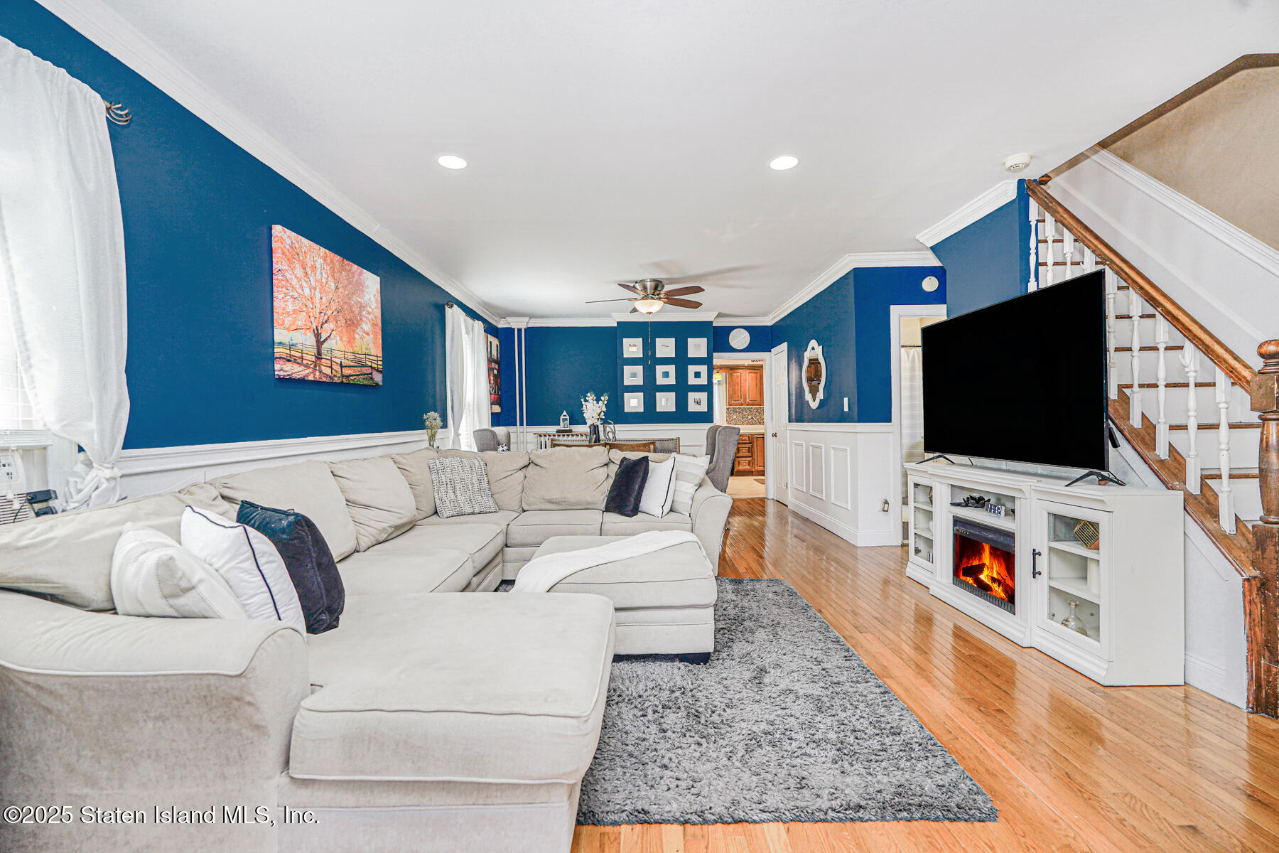 938 Post Avenue Image 4