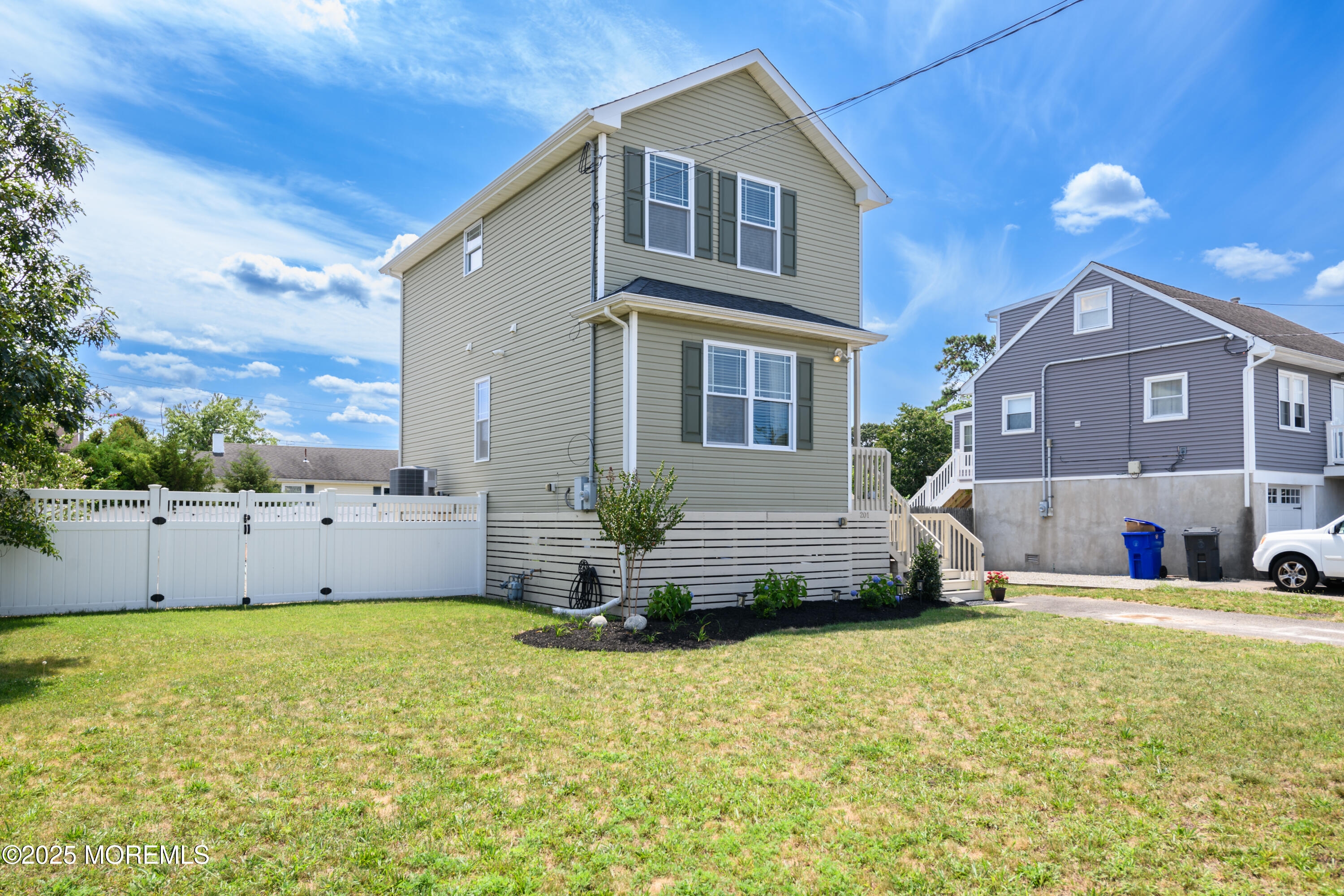 201 Riviera Drive Image 3