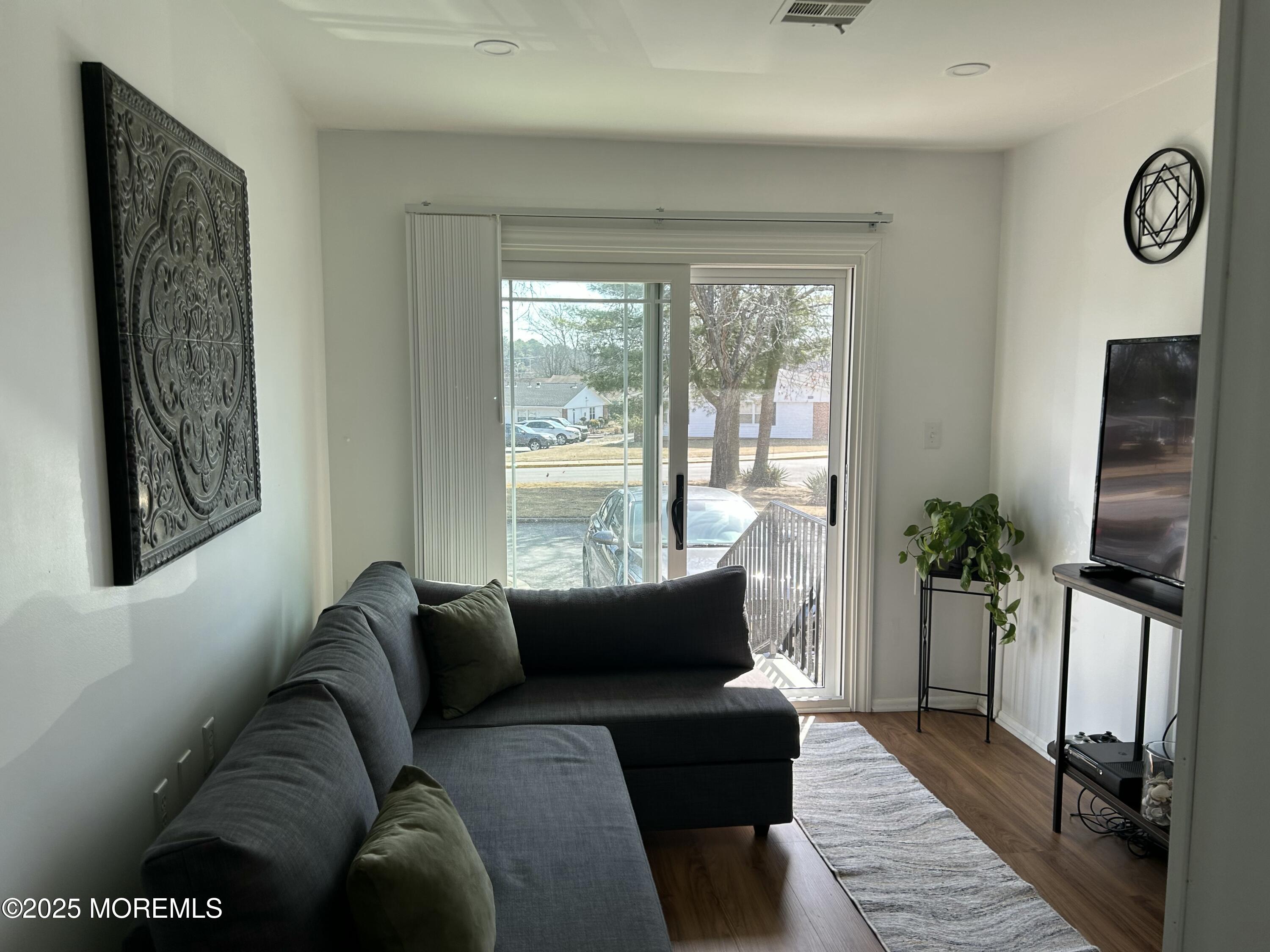 882 Balmoral Court D Image 3