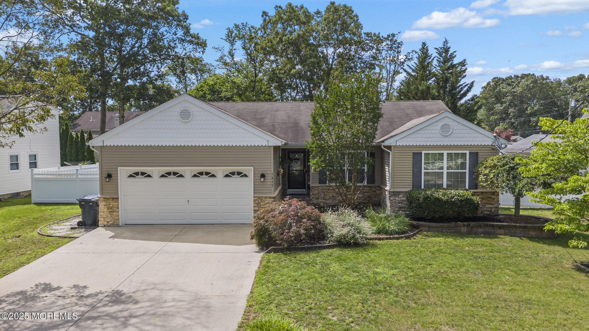 1587 Fort Street Image 1