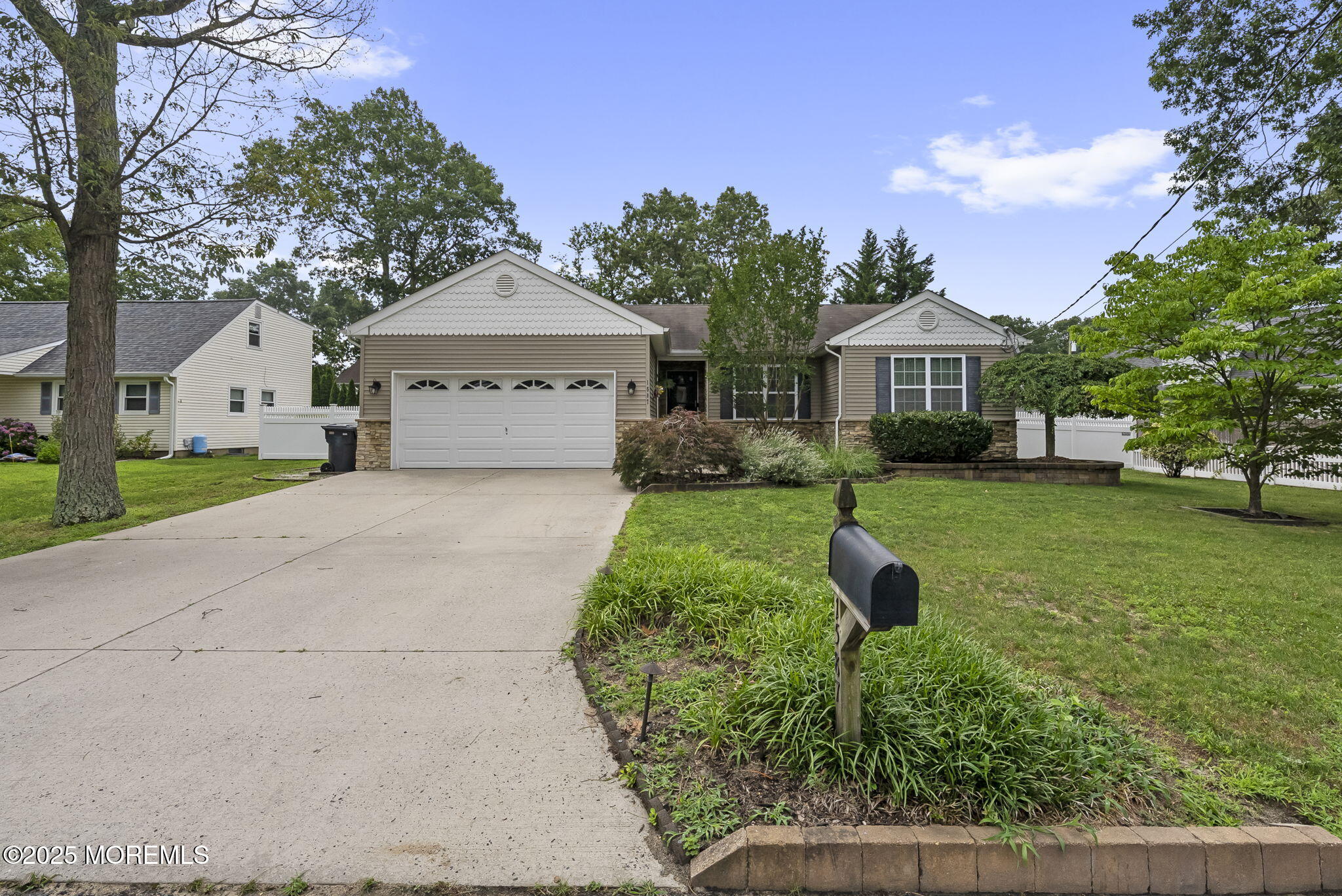 1587 Fort Street Image 3