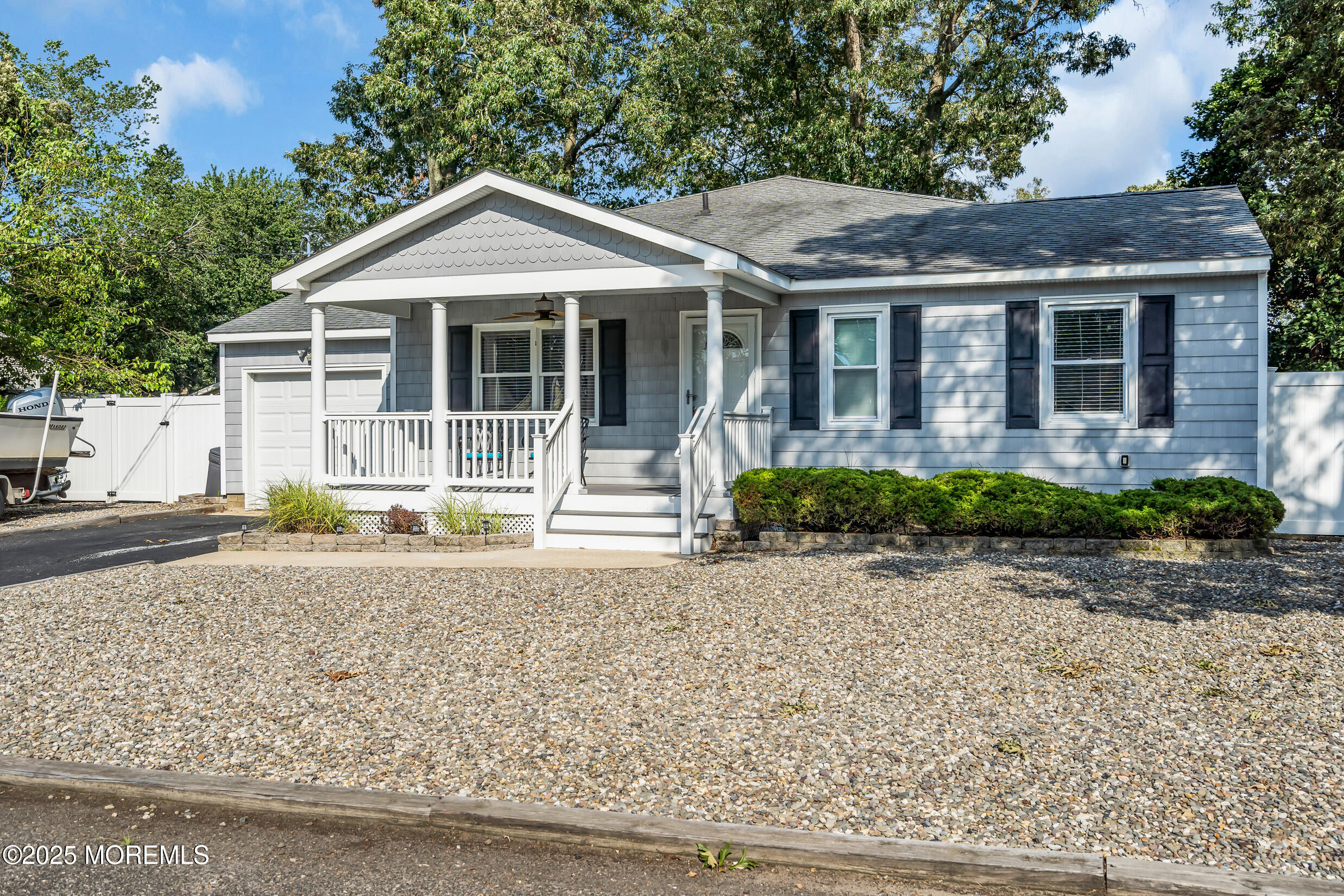 461 Commodore Drive Image 2