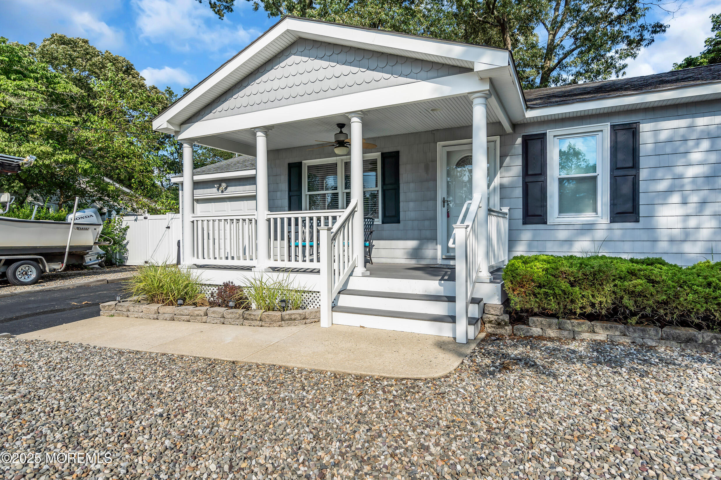 461 Commodore Drive Image 5