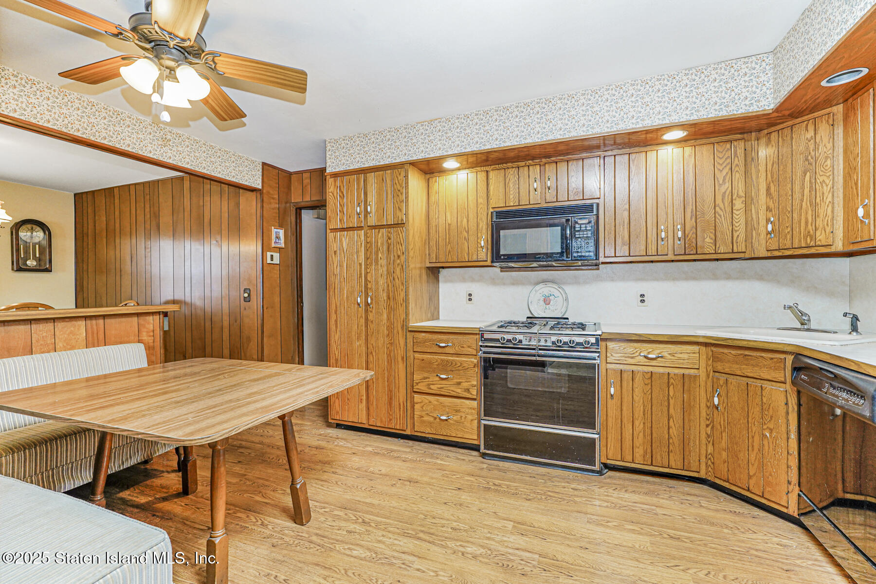 18 Acacia Avenue Image 5