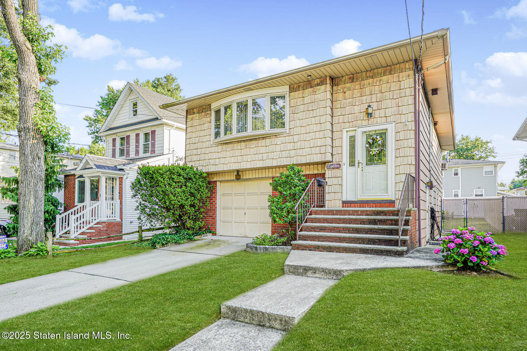 18 Acacia Avenue Image 2