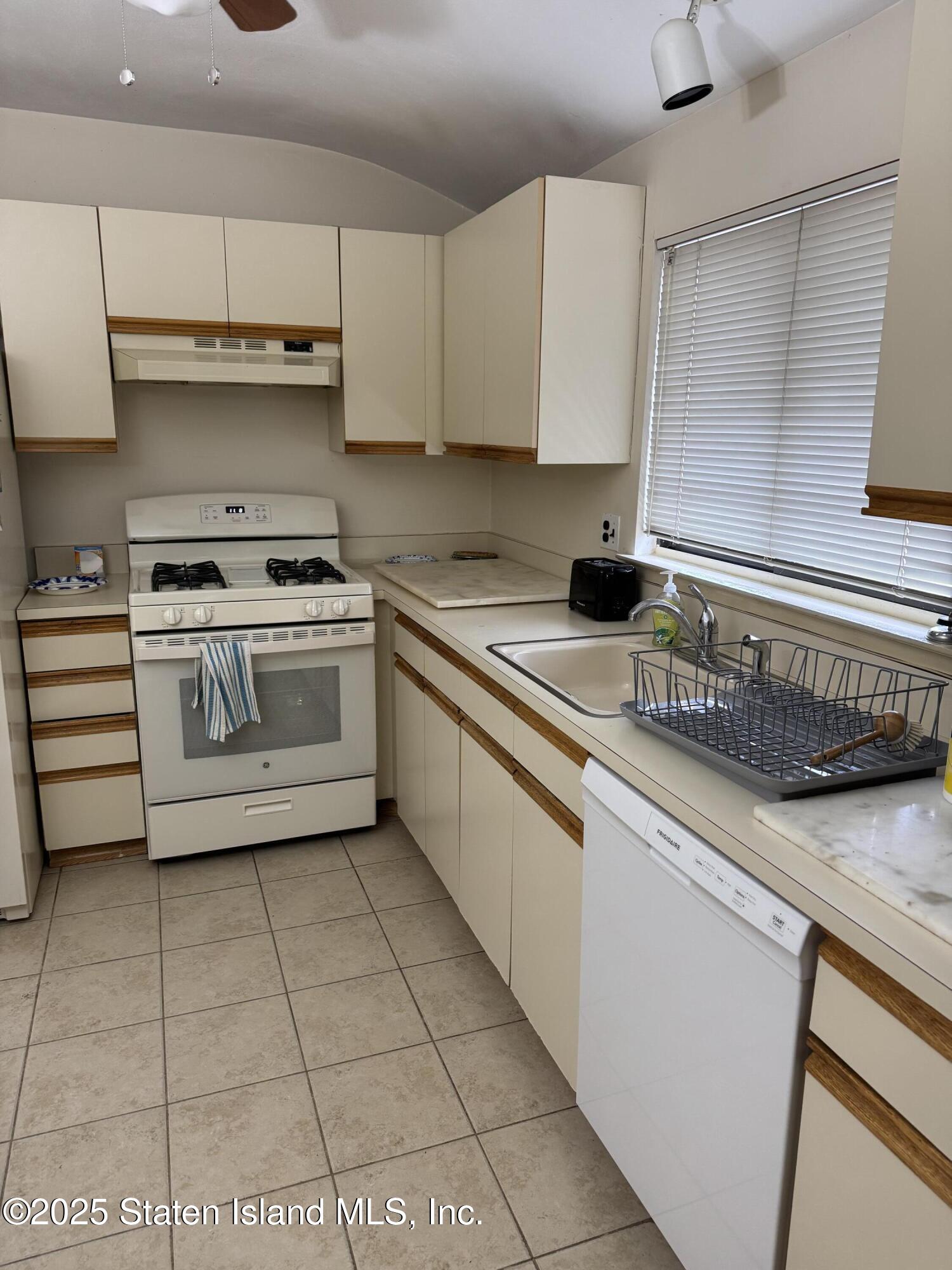 253 Hett Avenue Image 5