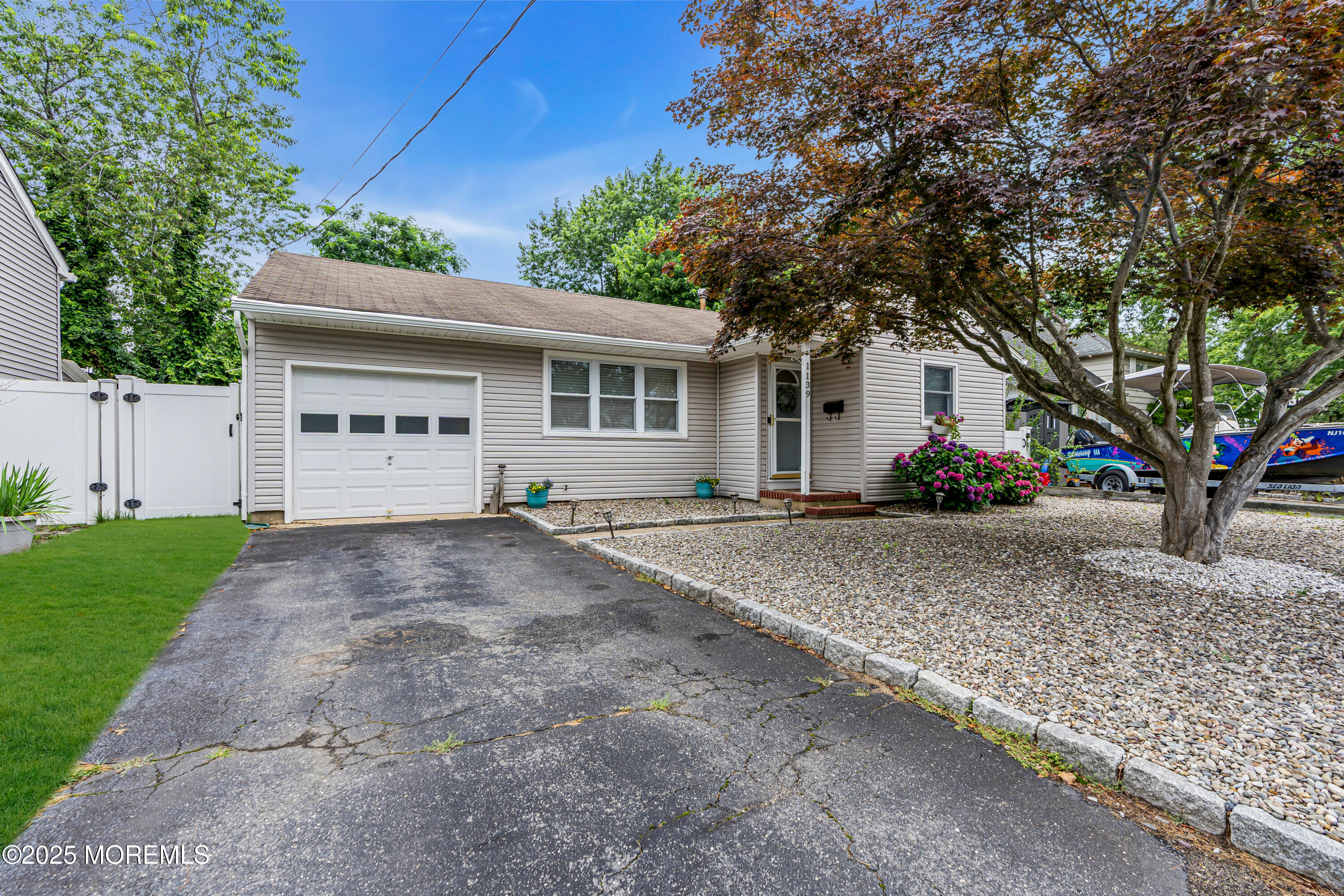 1139 Roe Avenue Image 3