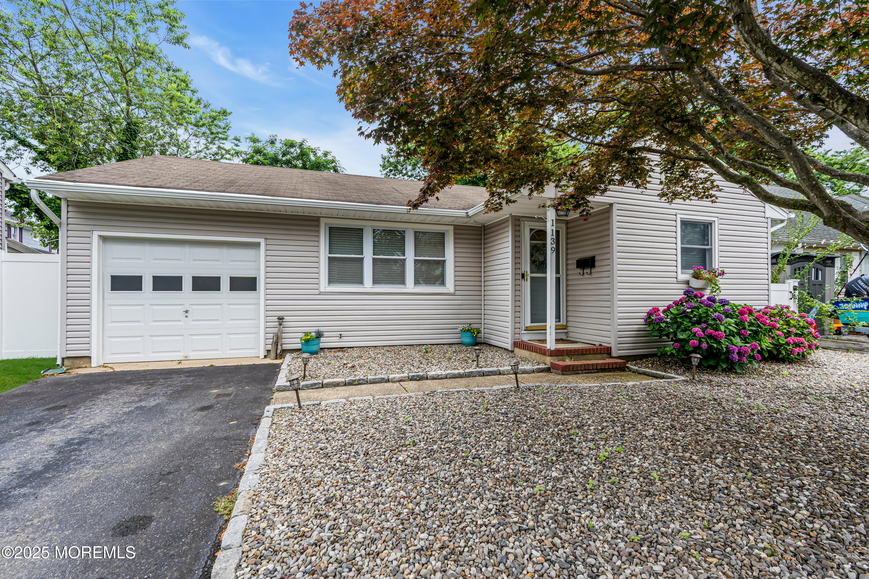 1139 Roe Avenue Image 2
