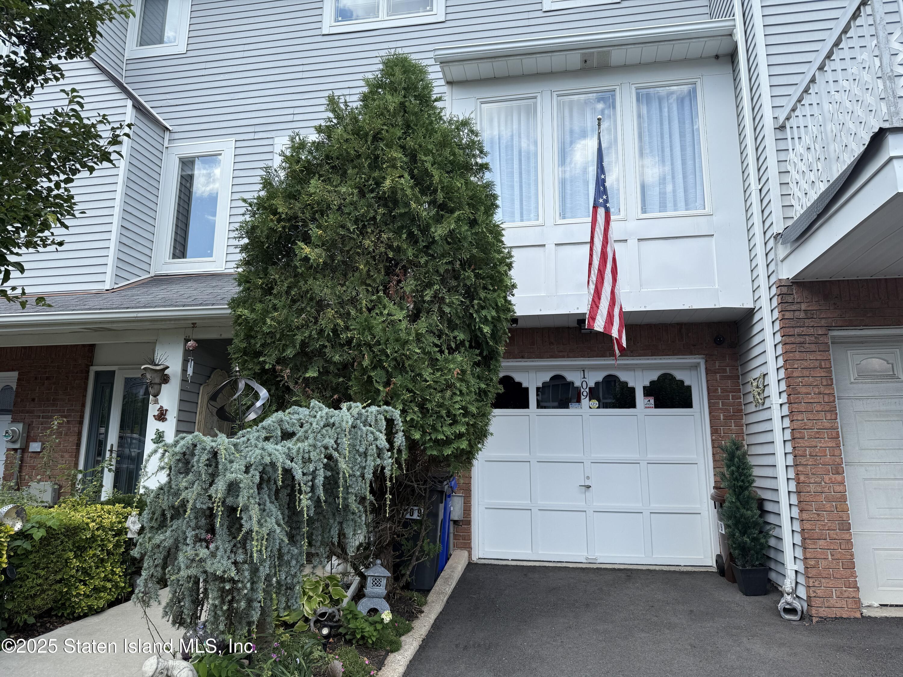 109 Commodore Drive Image 2