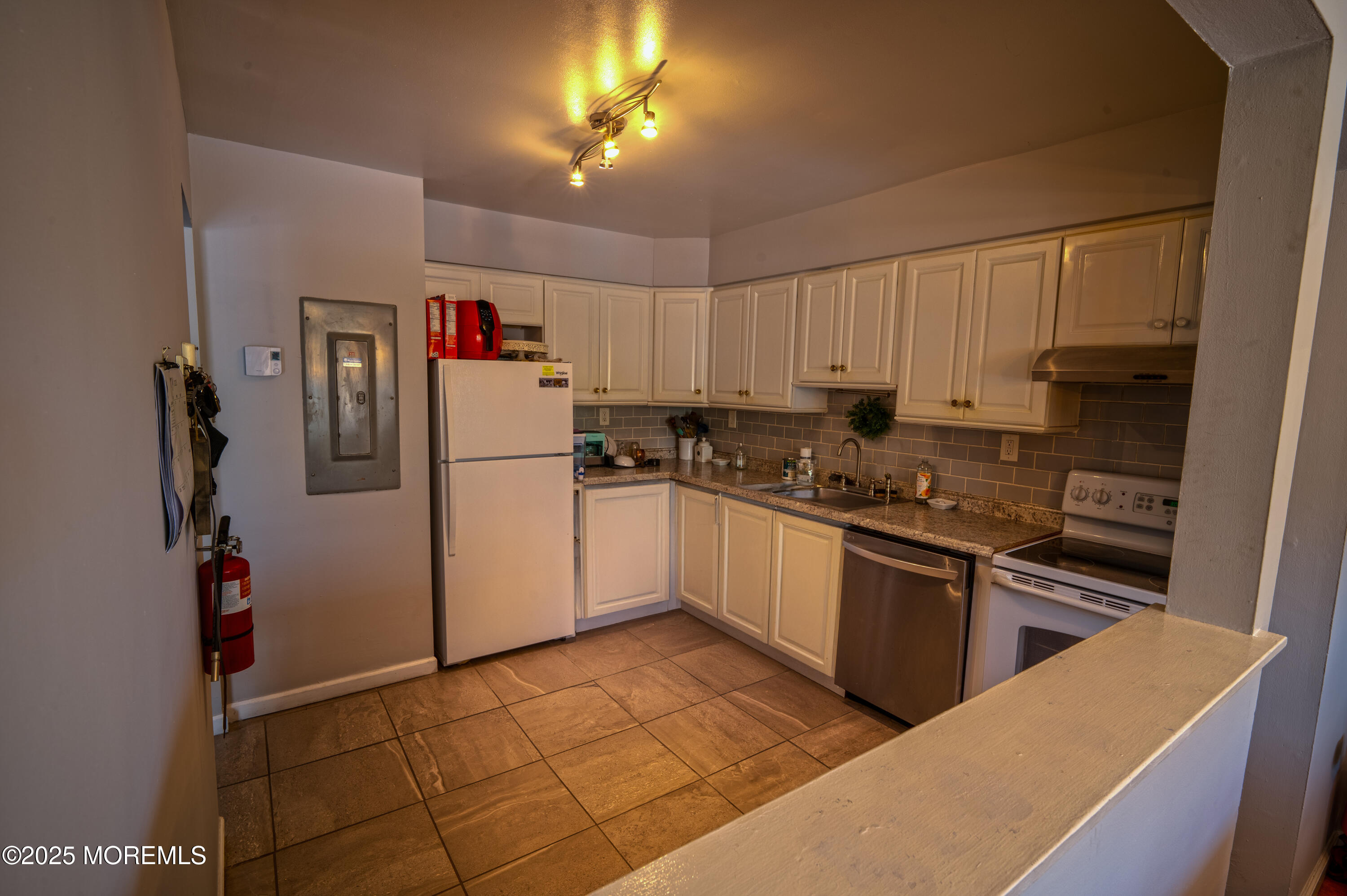 807 Eves Drive 3P Image 5