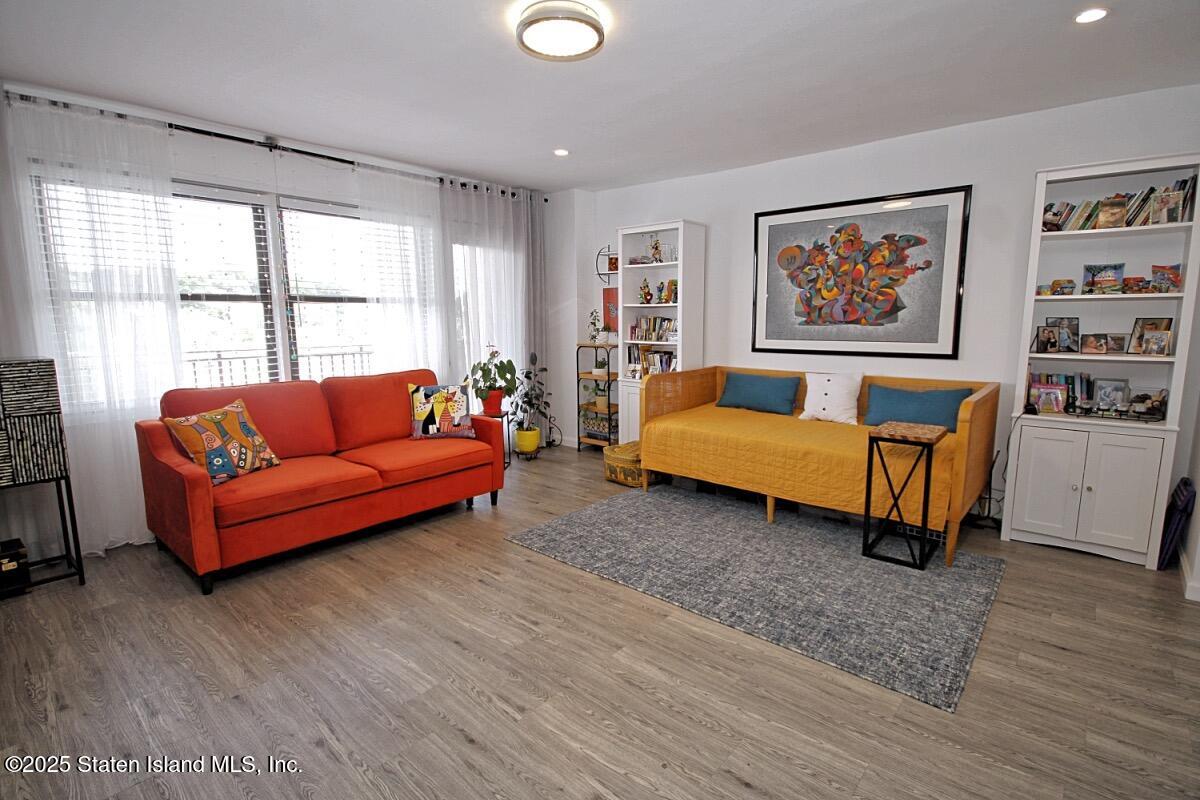 1000 Clove Road 7g Image 1