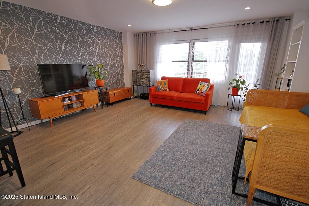1000 Clove Road 7g Image 2