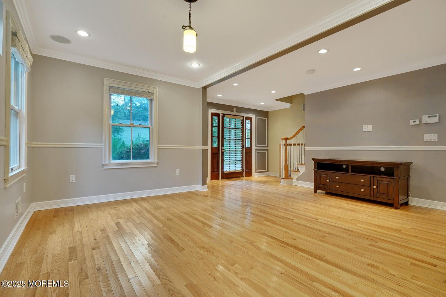 16 Farmingdale Parkway Image 4