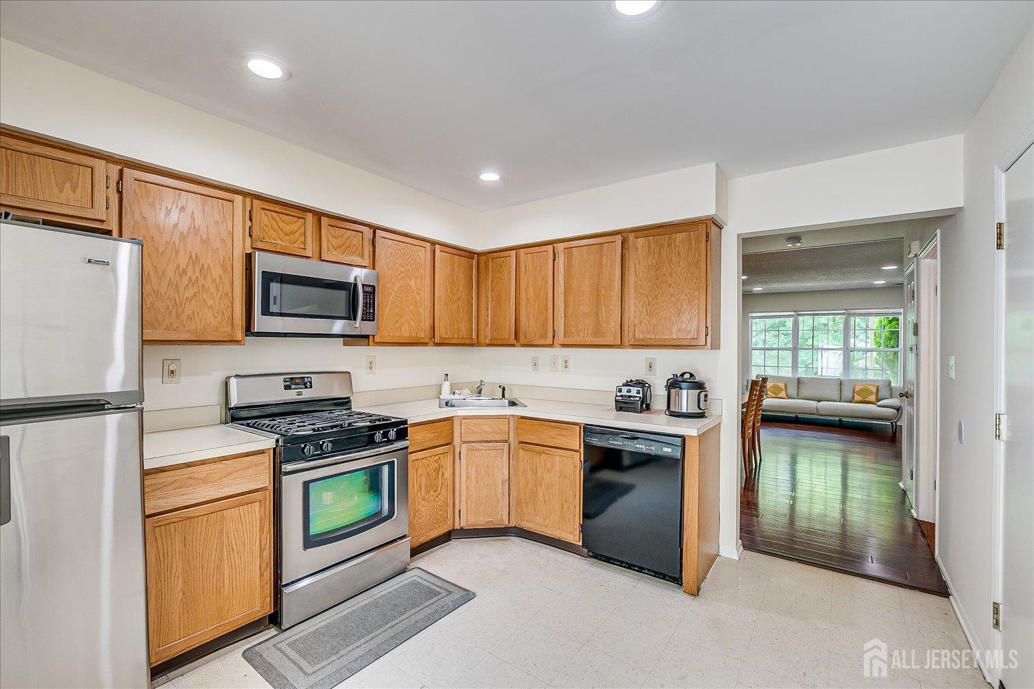 900 Thomas Avenue Image 3