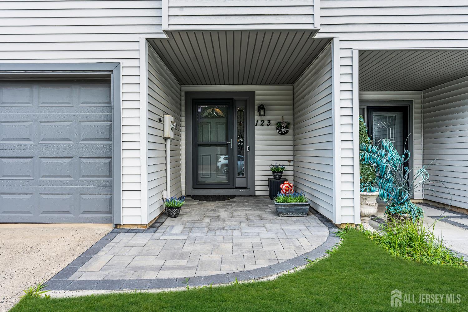 123 LEXINGTON Circle Image 2