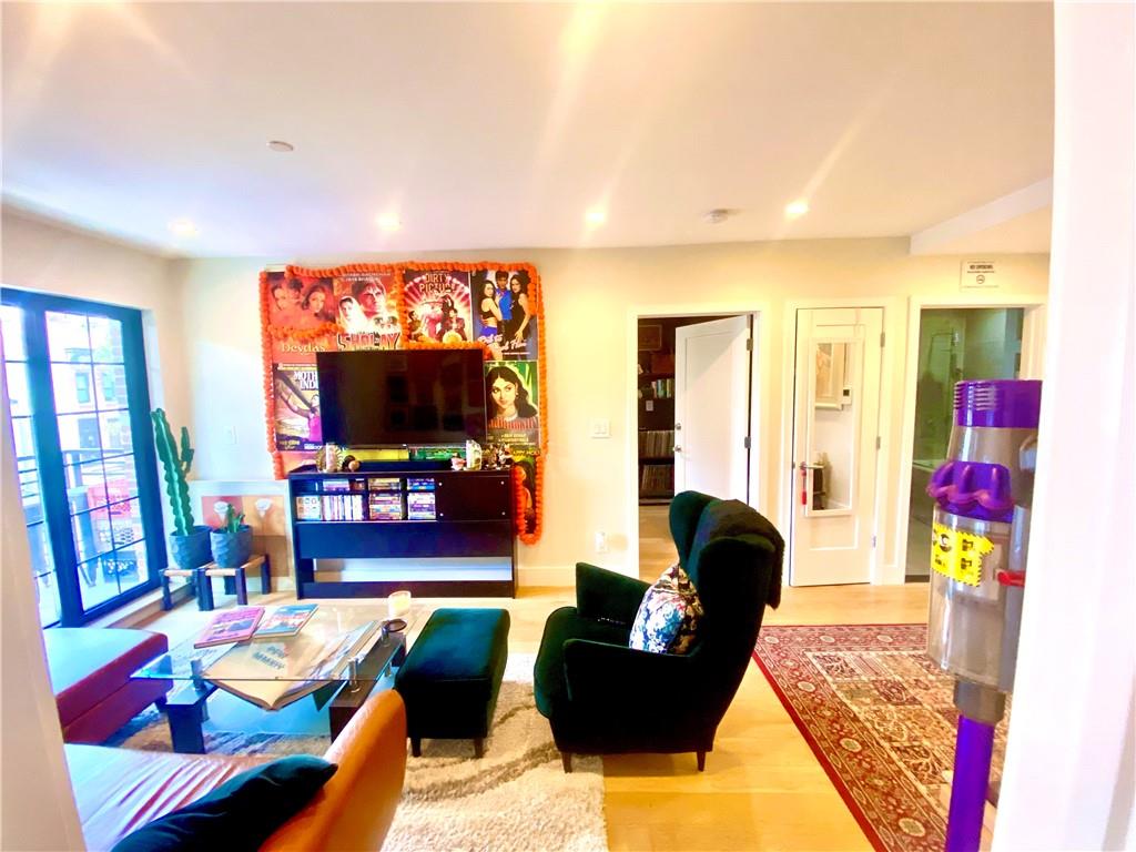 490 Van Buren Street 3A Image 3